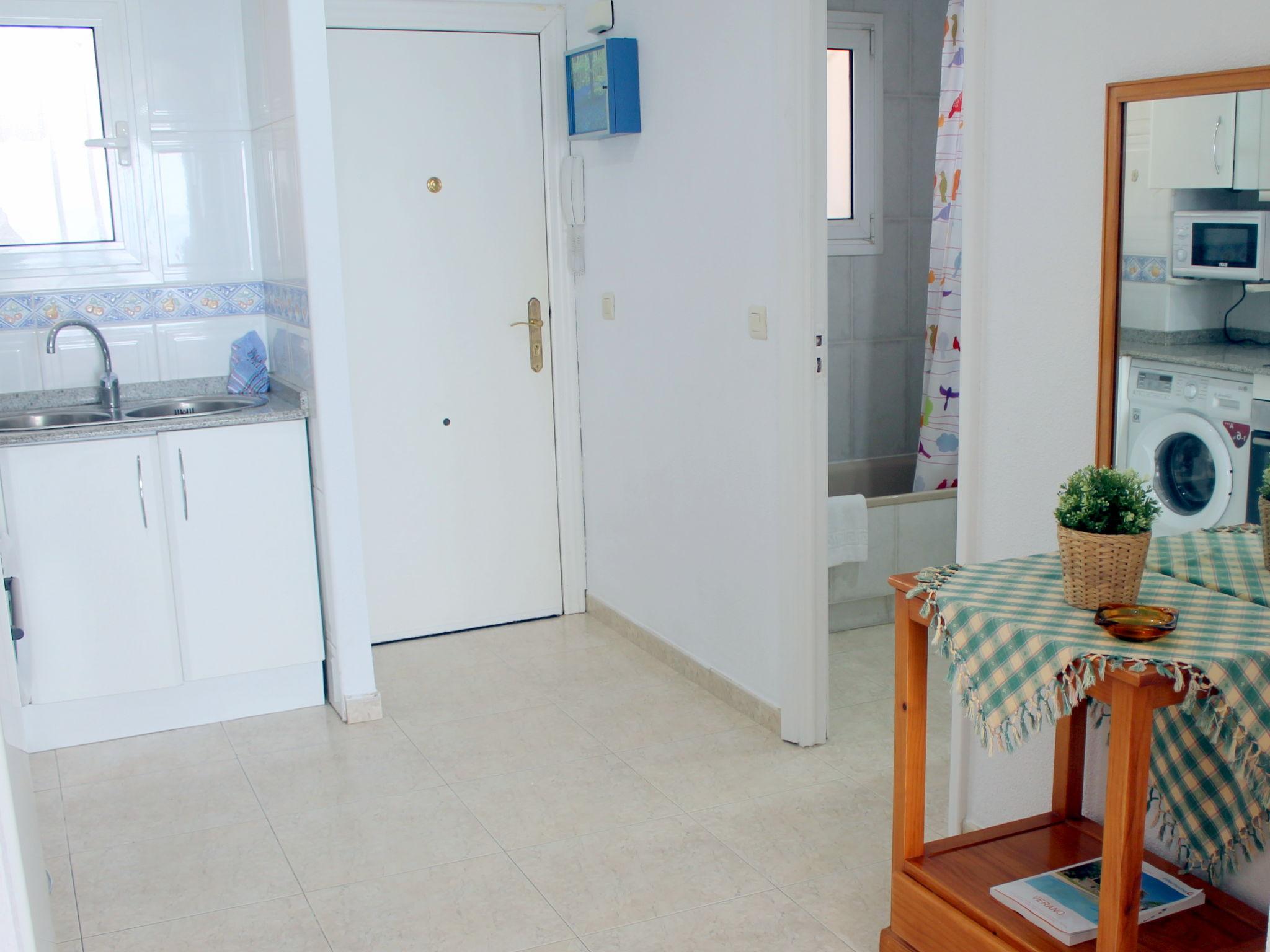 Photo 10 - 1 bedroom Apartment in Benidorm with swimming pool and sea view