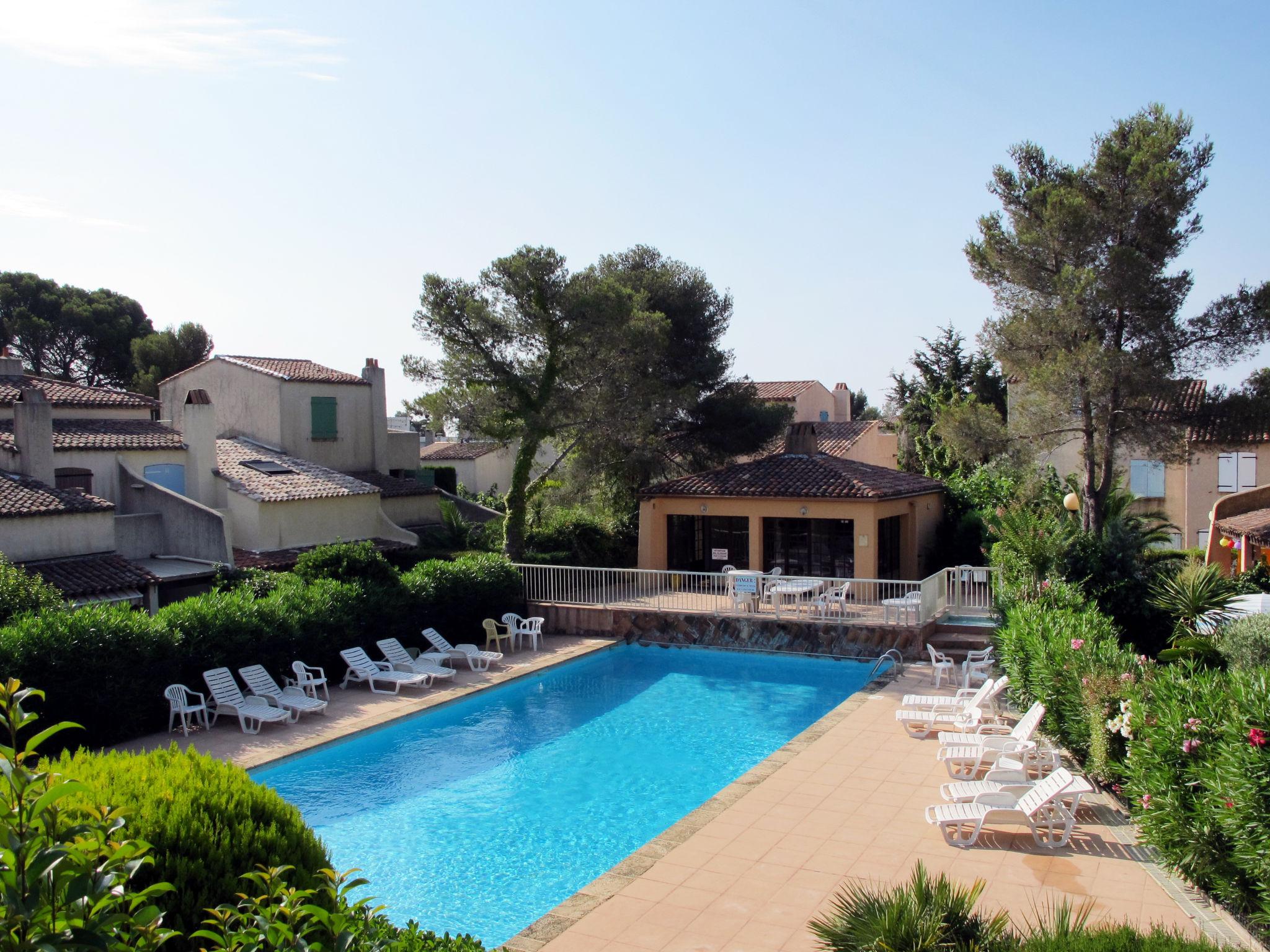 Foto 1 - Appartamento con 1 camera da letto a Saint-Raphaël con piscina e vista mare