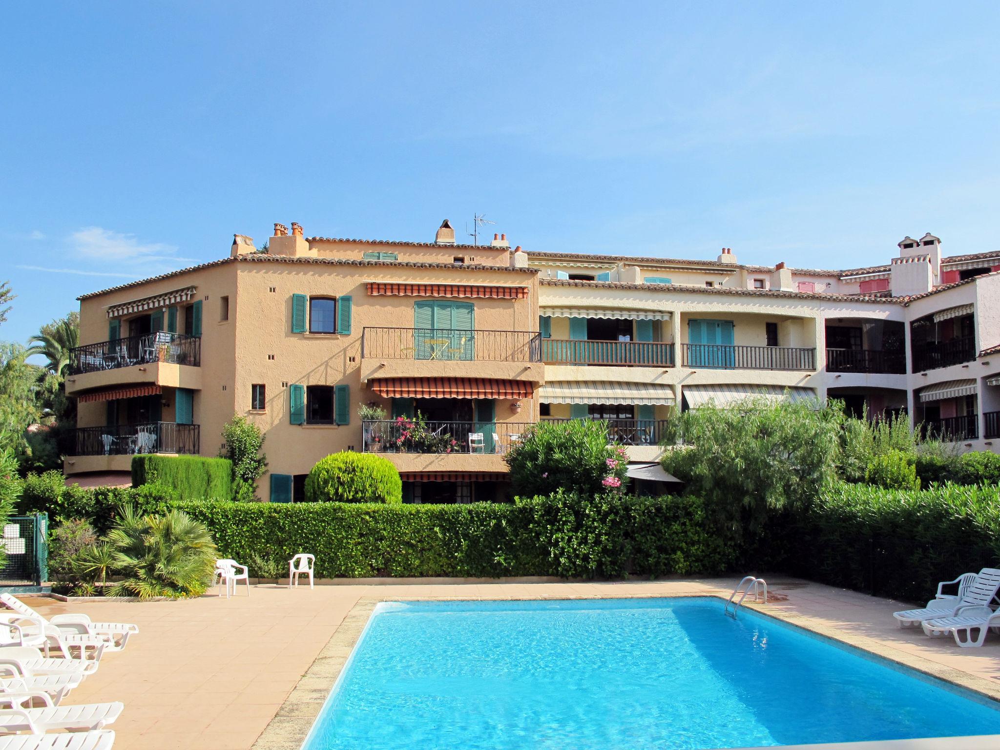 Foto 2 - Appartamento con 1 camera da letto a Saint-Raphaël con piscina e vista mare