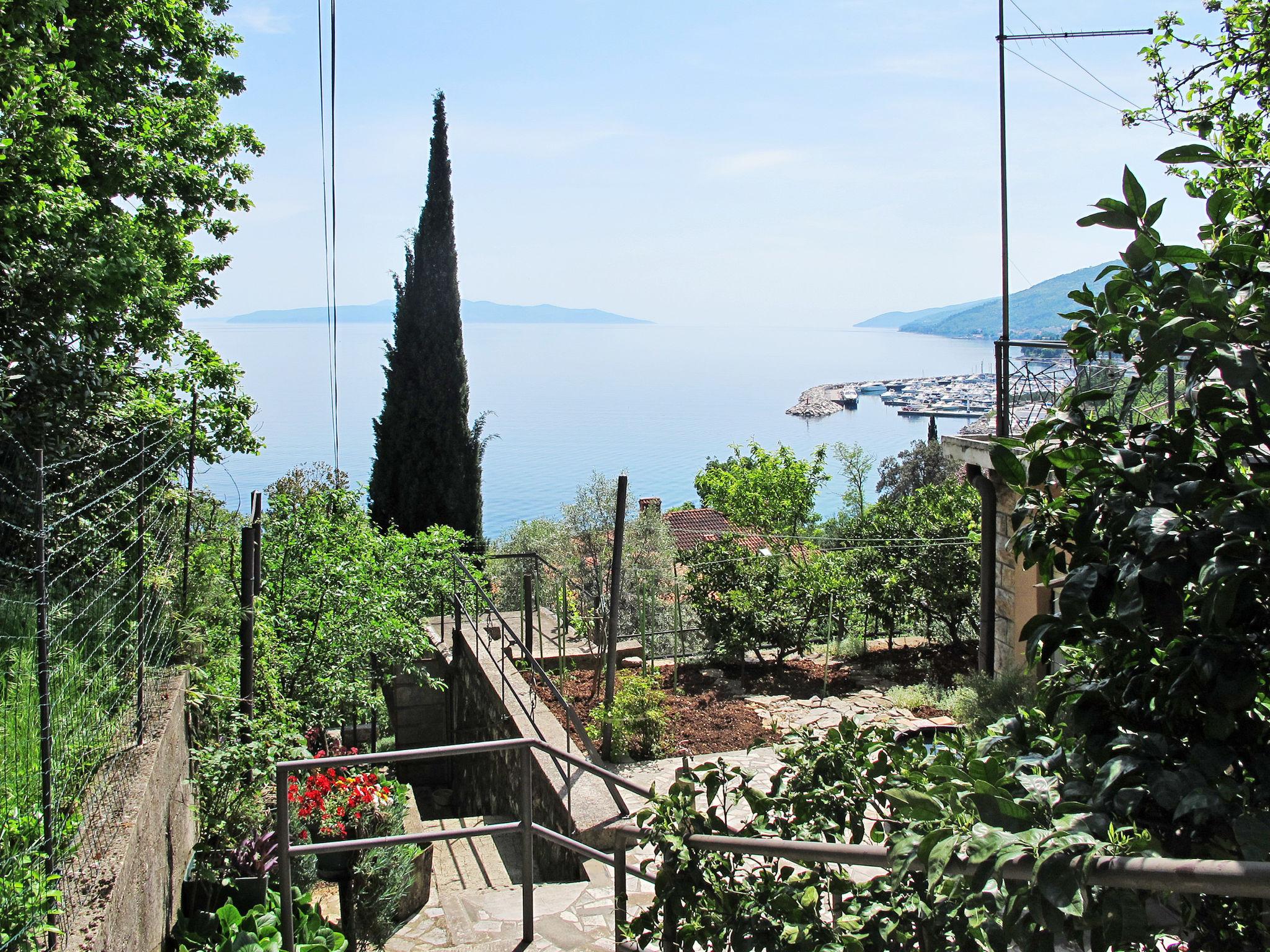 Foto 2 - Apartamento de 2 quartos em Opatija com jardim e terraço