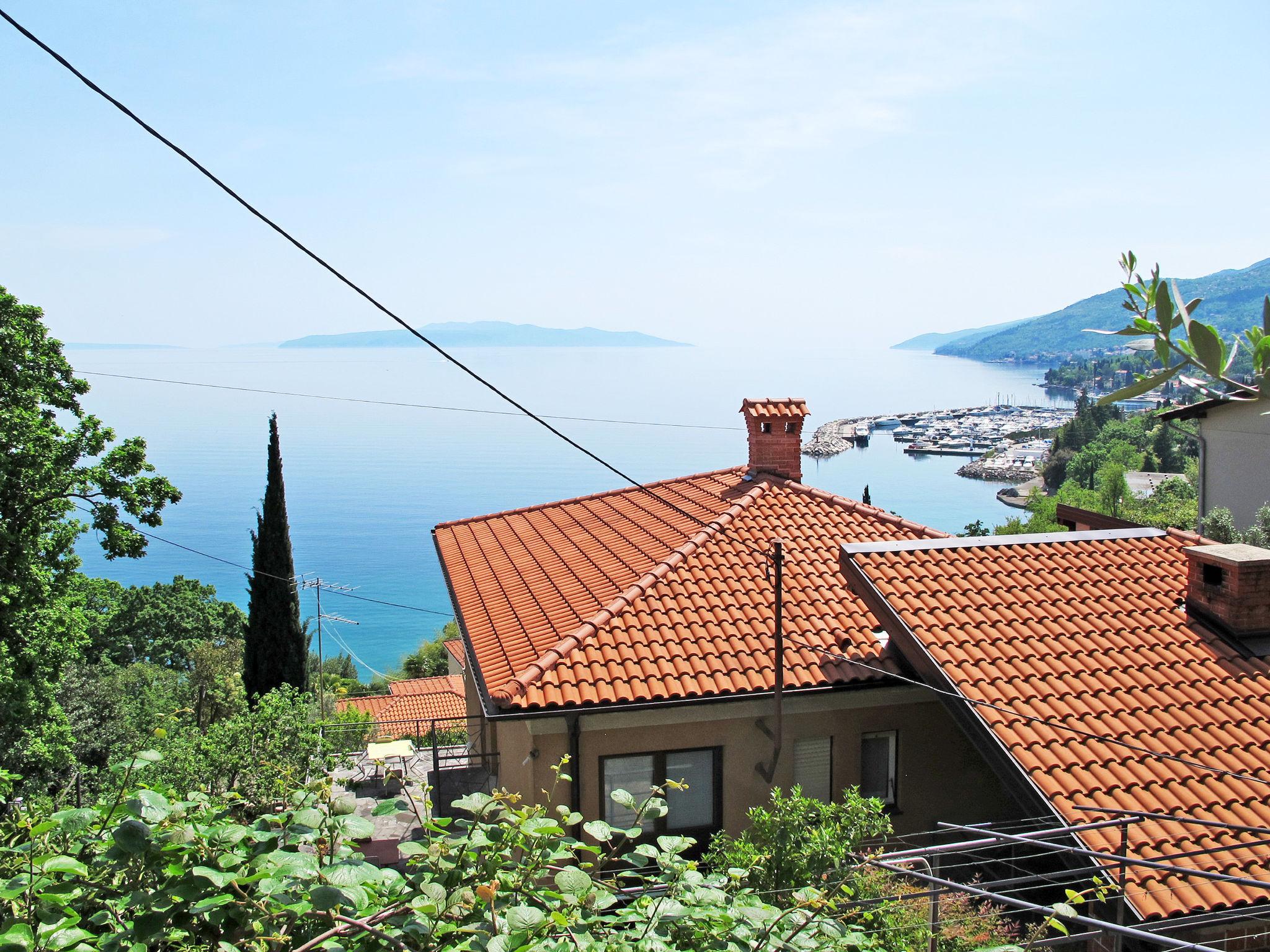 Foto 1 - Apartamento de 2 habitaciones en Opatija con jardín y vistas al mar