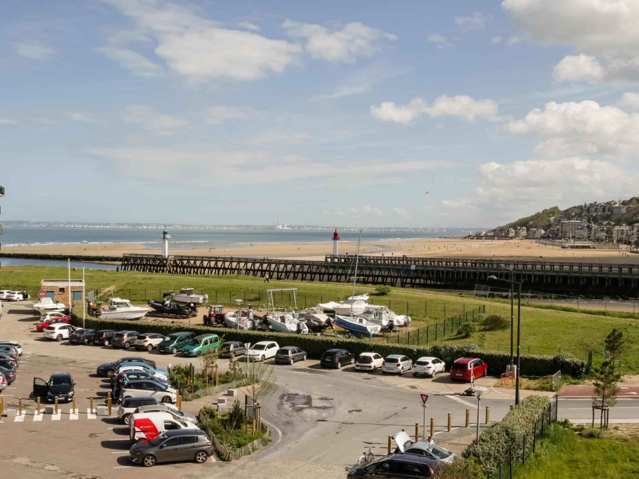 Photo 13 - Apartment in Deauville with sea view