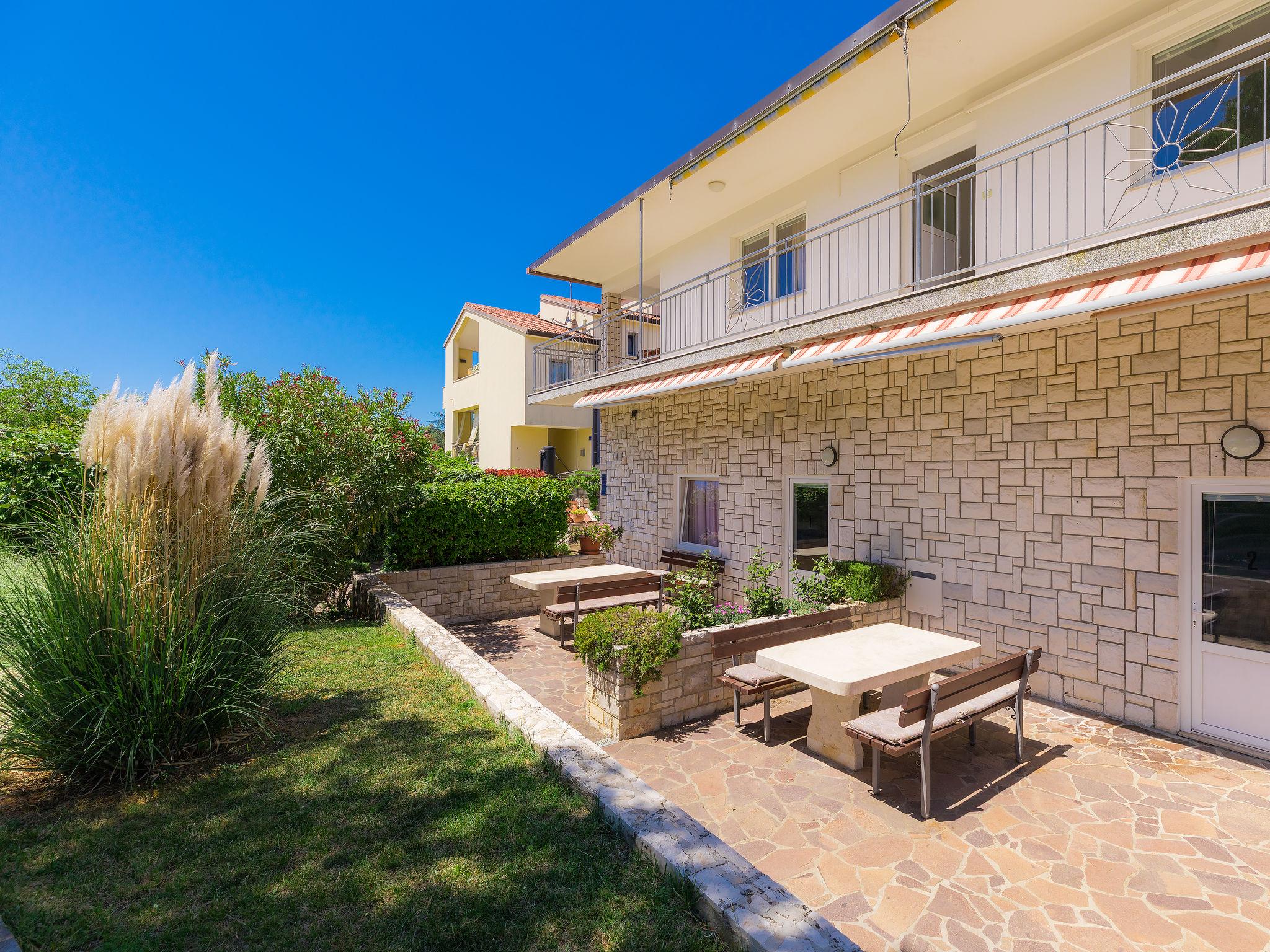 Foto 2 - Apartamento de 1 habitación en Umag con piscina y vistas al mar