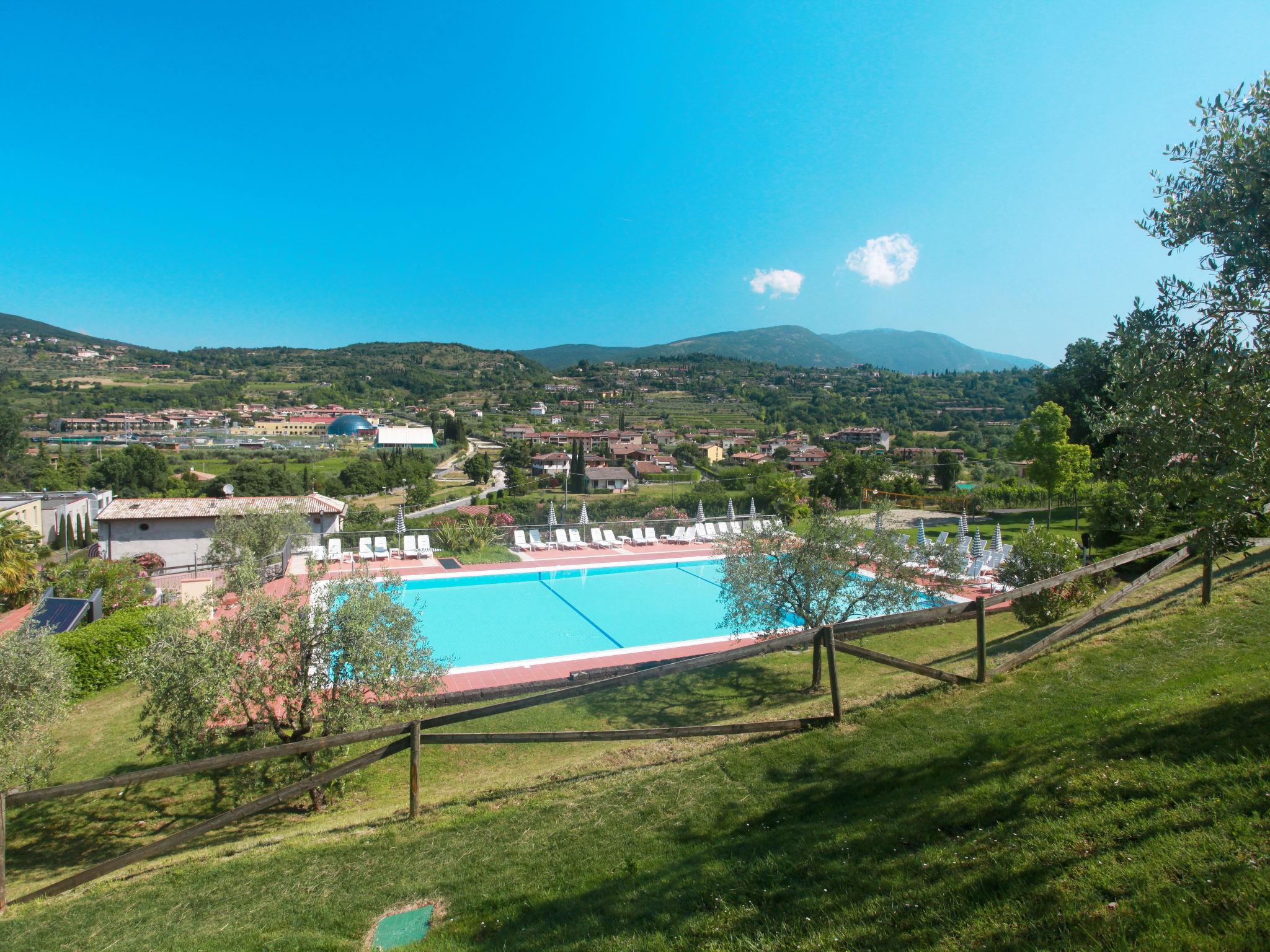 Foto 3 - Apartment mit 1 Schlafzimmer in Garda mit schwimmbad und blick auf die berge
