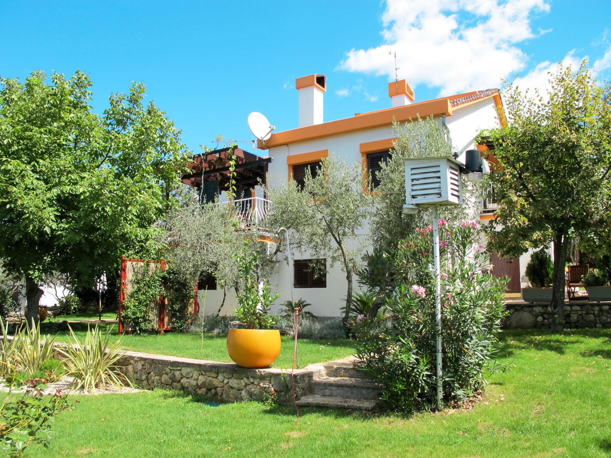 Photo 1 - Appartement de 2 chambres à Omišalj avec jardin et terrasse