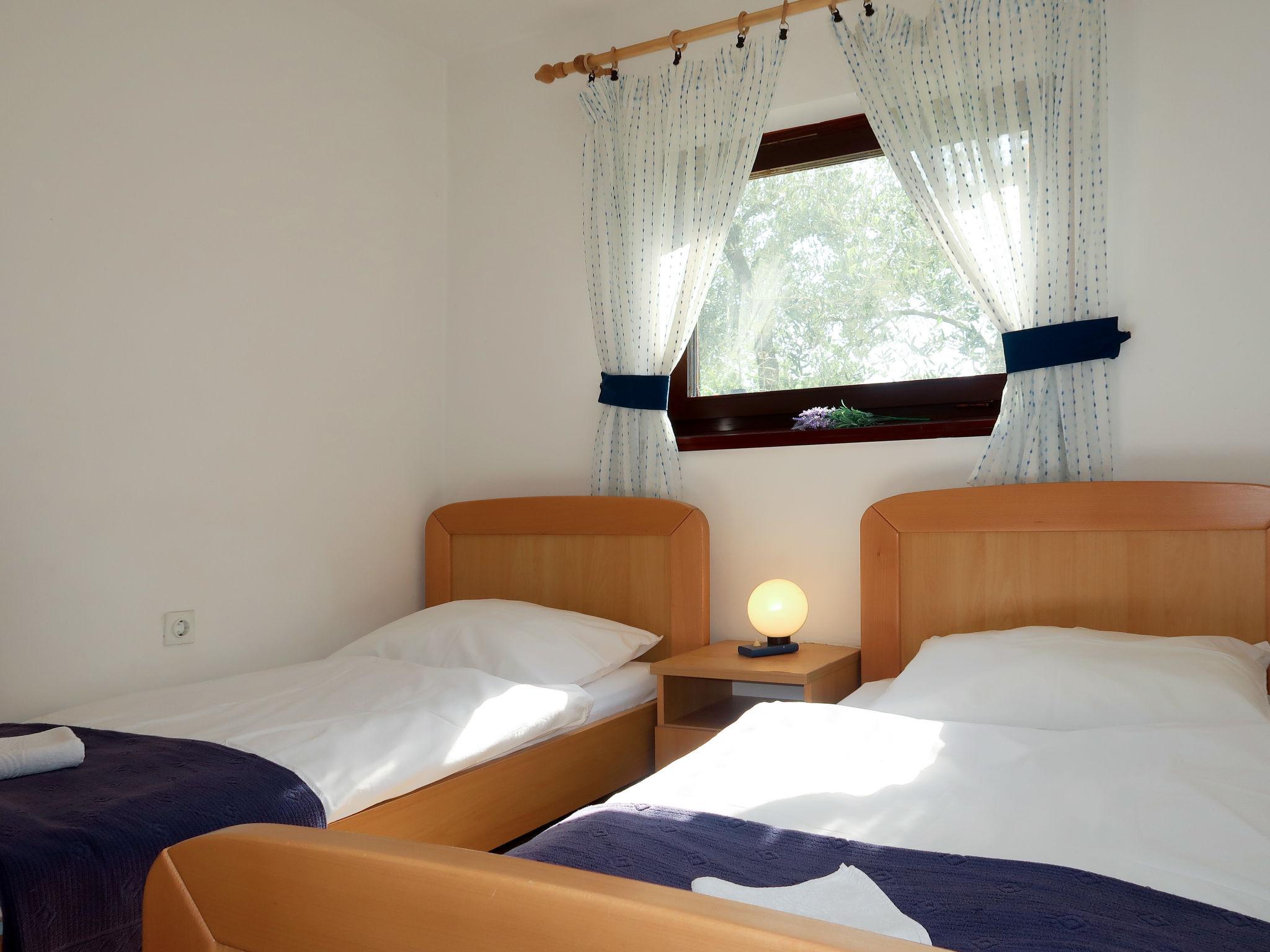 Foto 10 - Apartment mit 2 Schlafzimmern in Omišalj mit terrasse und blick aufs meer