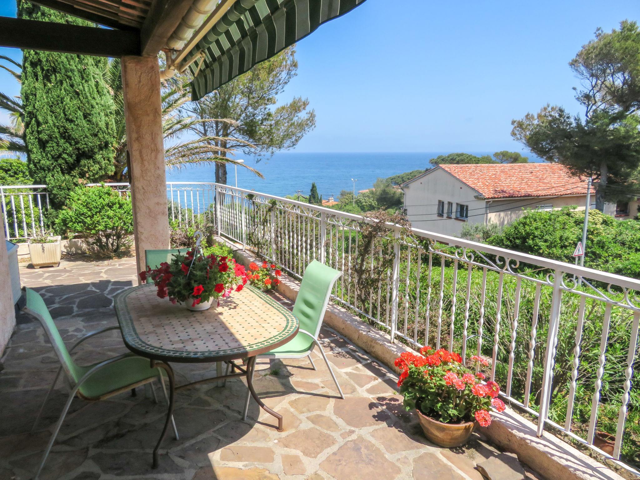 Photo 5 - Maison de 3 chambres à Roquebrune-sur-Argens avec terrasse et vues à la mer