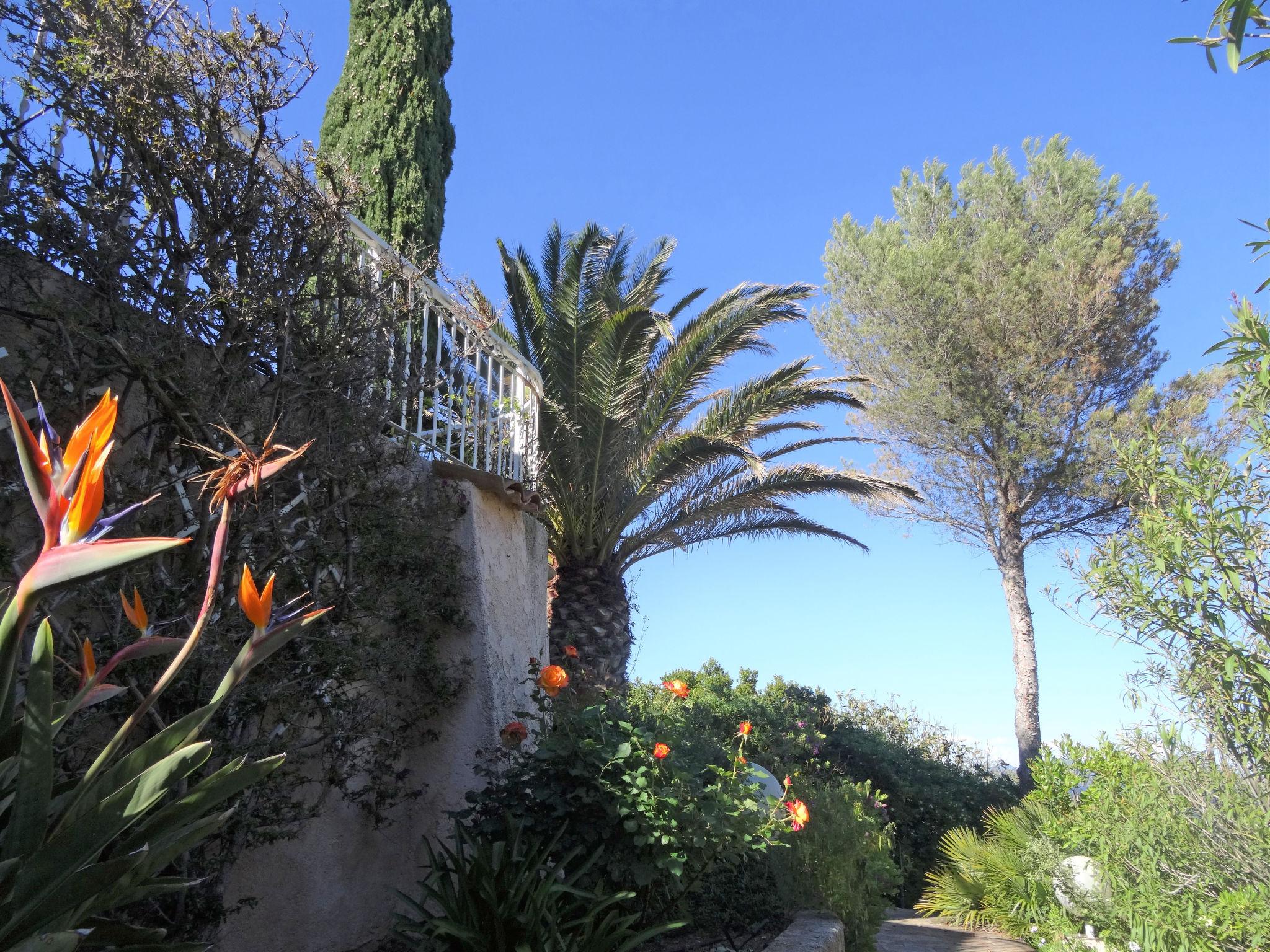 Photo 21 - Maison de 3 chambres à Roquebrune-sur-Argens avec terrasse et vues à la mer