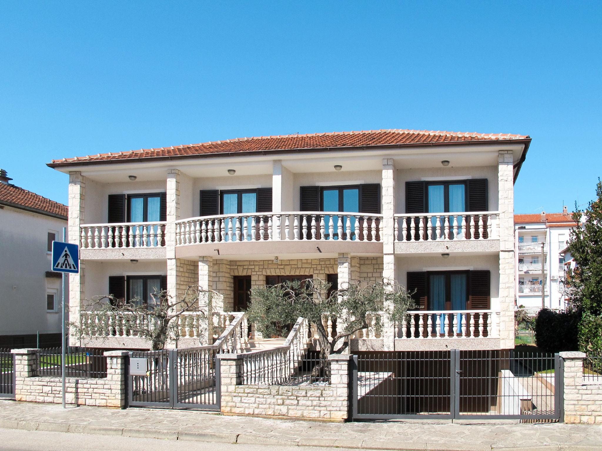 Photo 1 - Appartement de 3 chambres à Umag avec terrasse