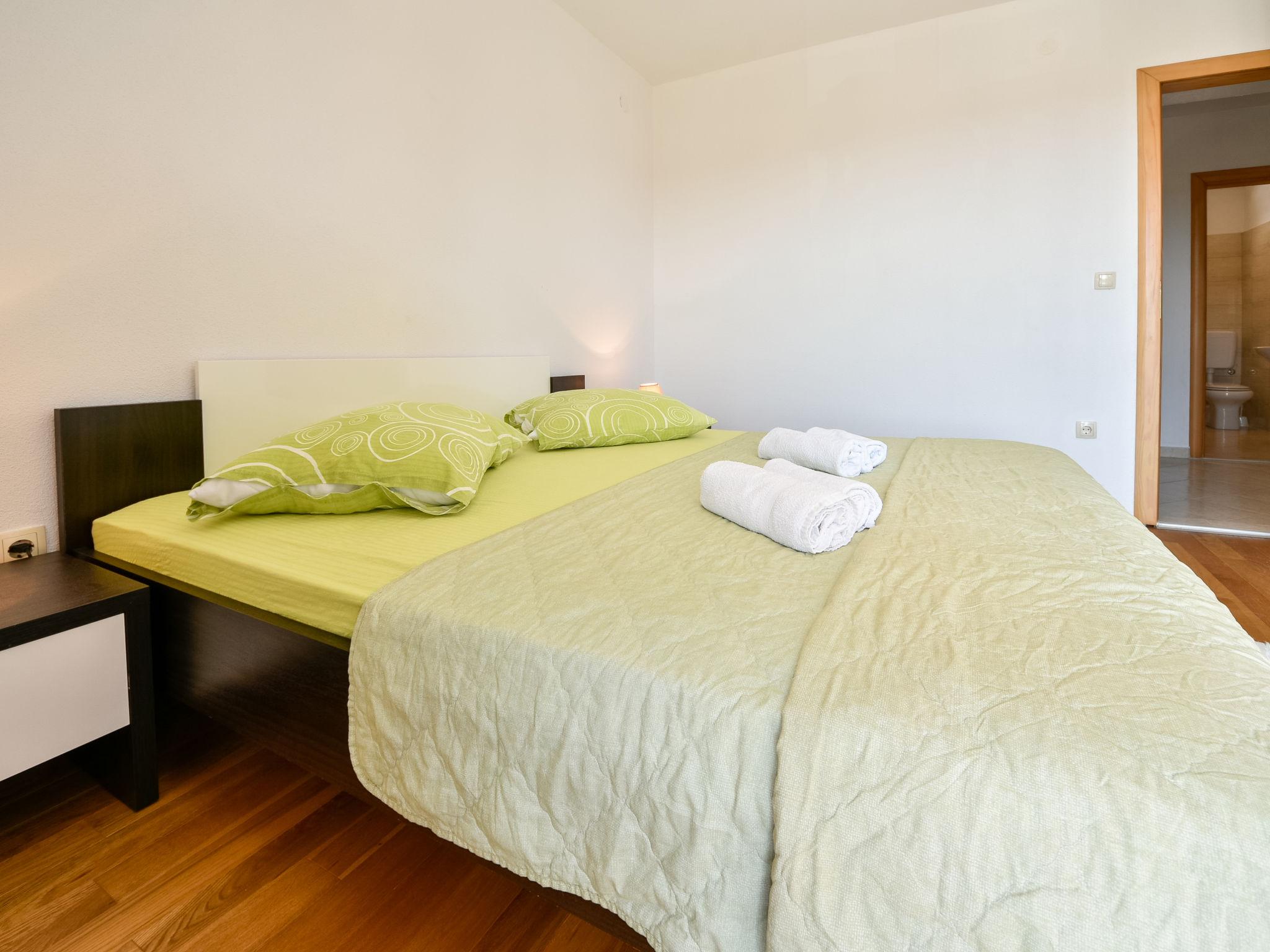 Foto 12 - Appartamento con 3 camere da letto a Tisno con terrazza e vista mare