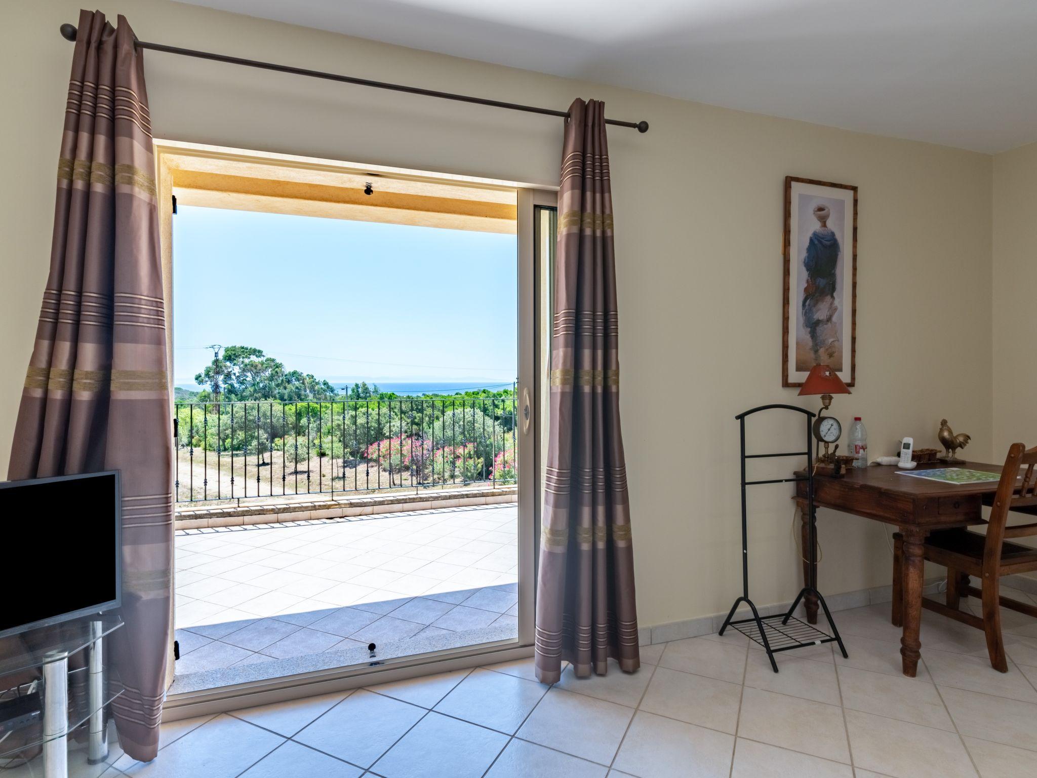 Photo 11 - 5 bedroom House in Pianottoli-Caldarello with private pool and terrace