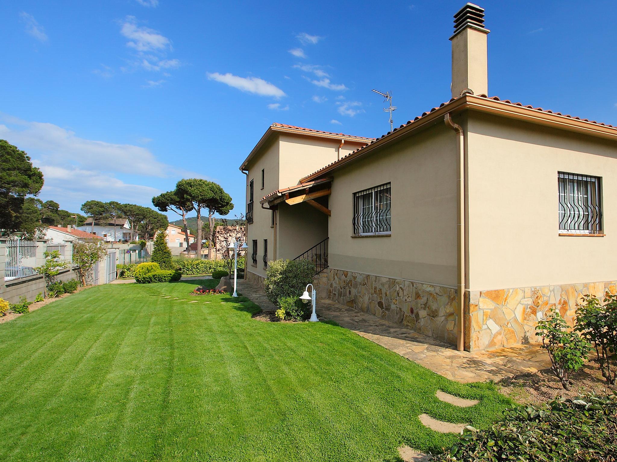 Foto 24 - Casa de 3 quartos em Vidreres com piscina privada e jardim