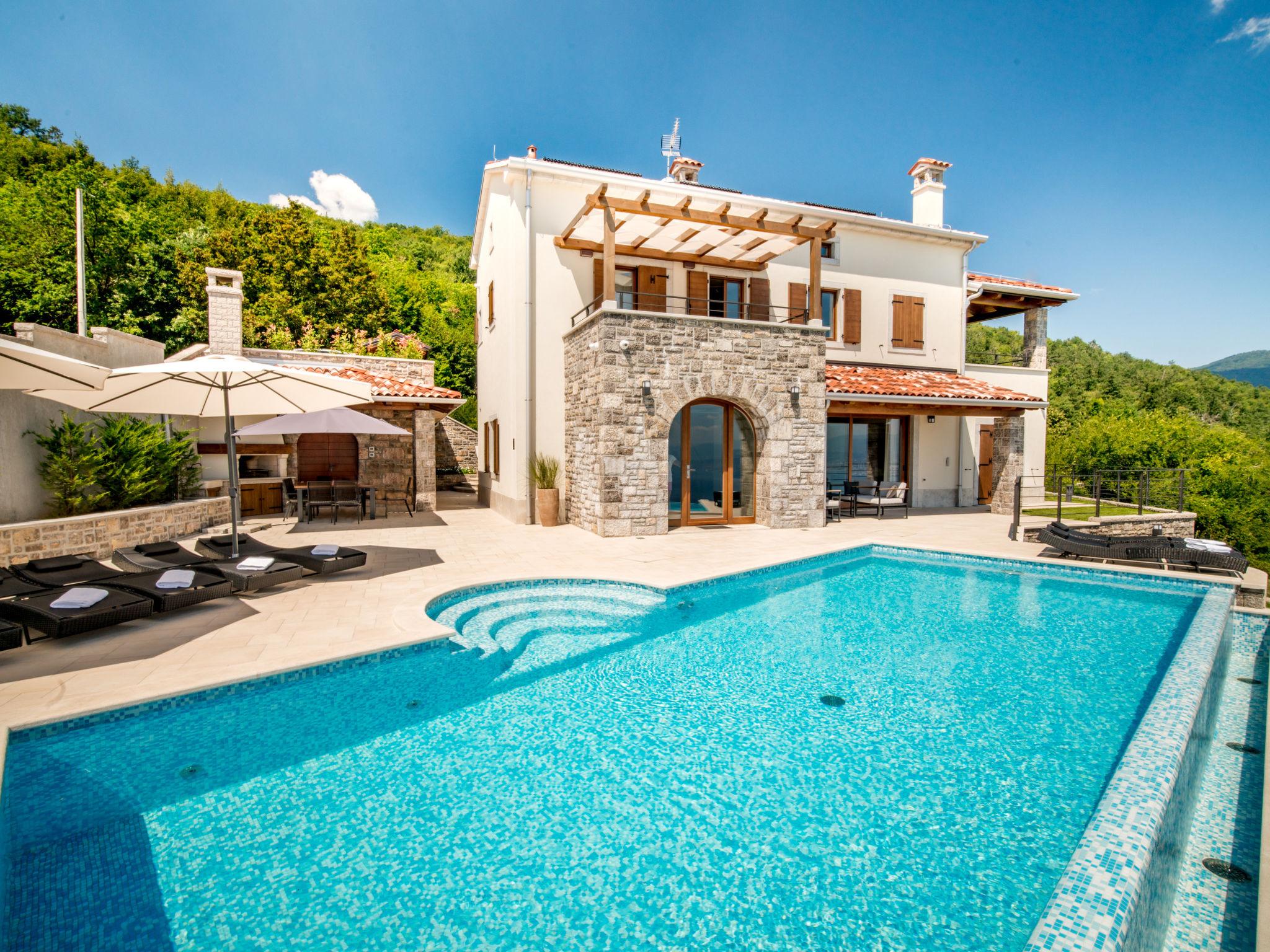 Foto 3 - Casa con 4 camere da letto a Opatija con piscina privata e vista mare