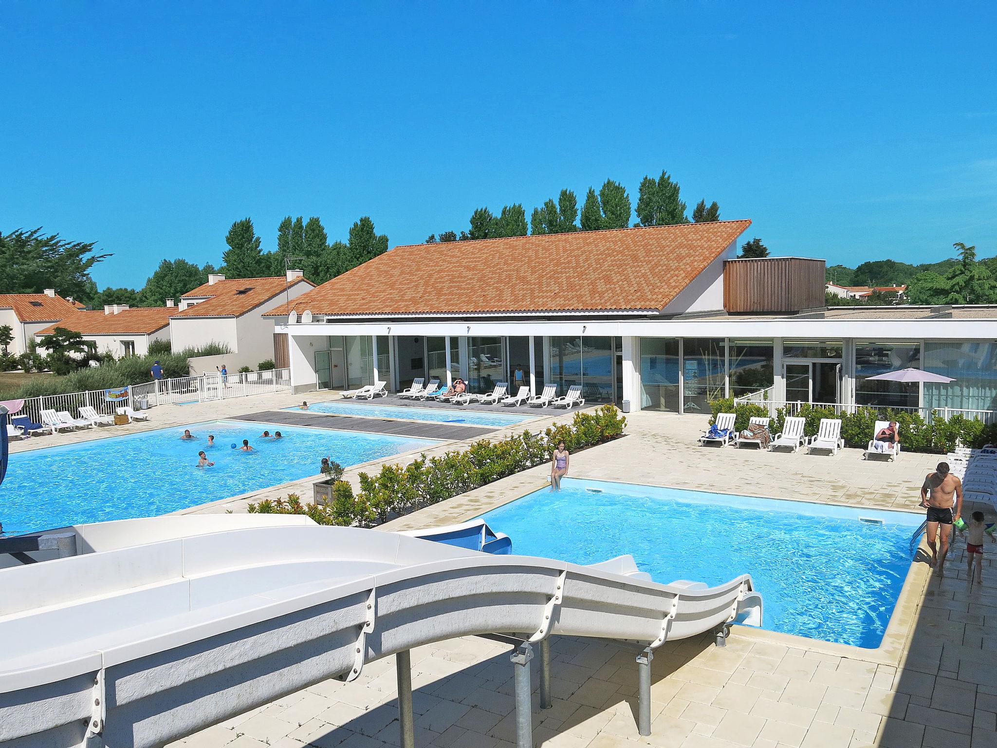Foto 16 - Casa con 3 camere da letto a Les Sables-d'Olonne con piscina e vista mare