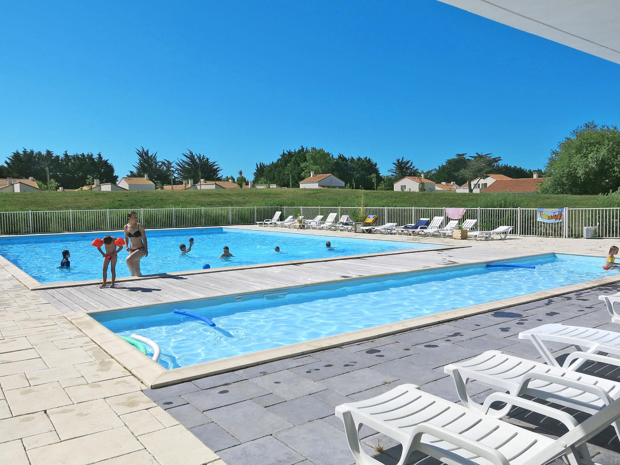 Foto 1 - Casa de 2 habitaciones en Les Sables-d'Olonne con piscina y vistas al mar