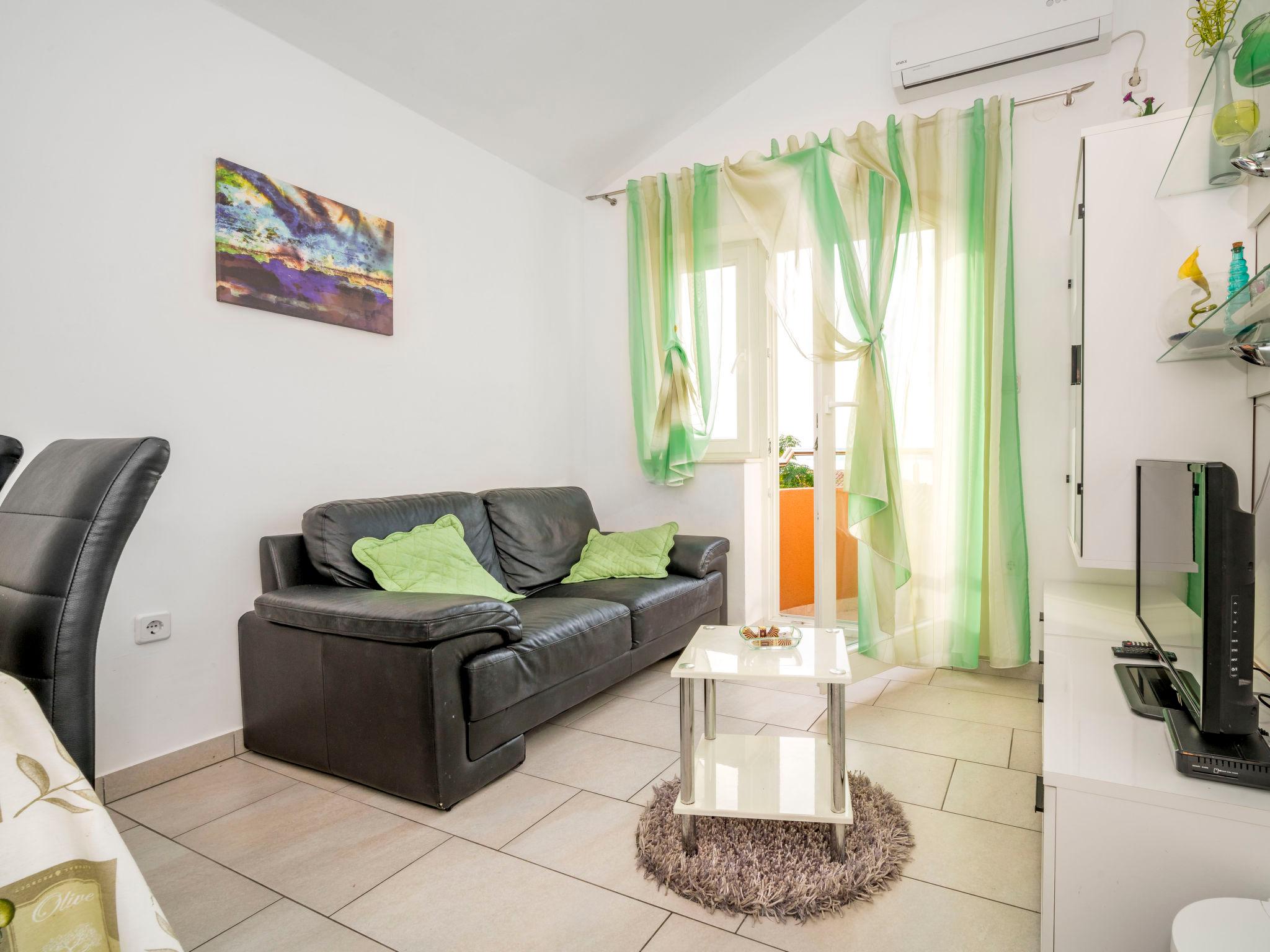Foto 4 - Appartamento con 2 camere da letto a Sebenico con vista mare