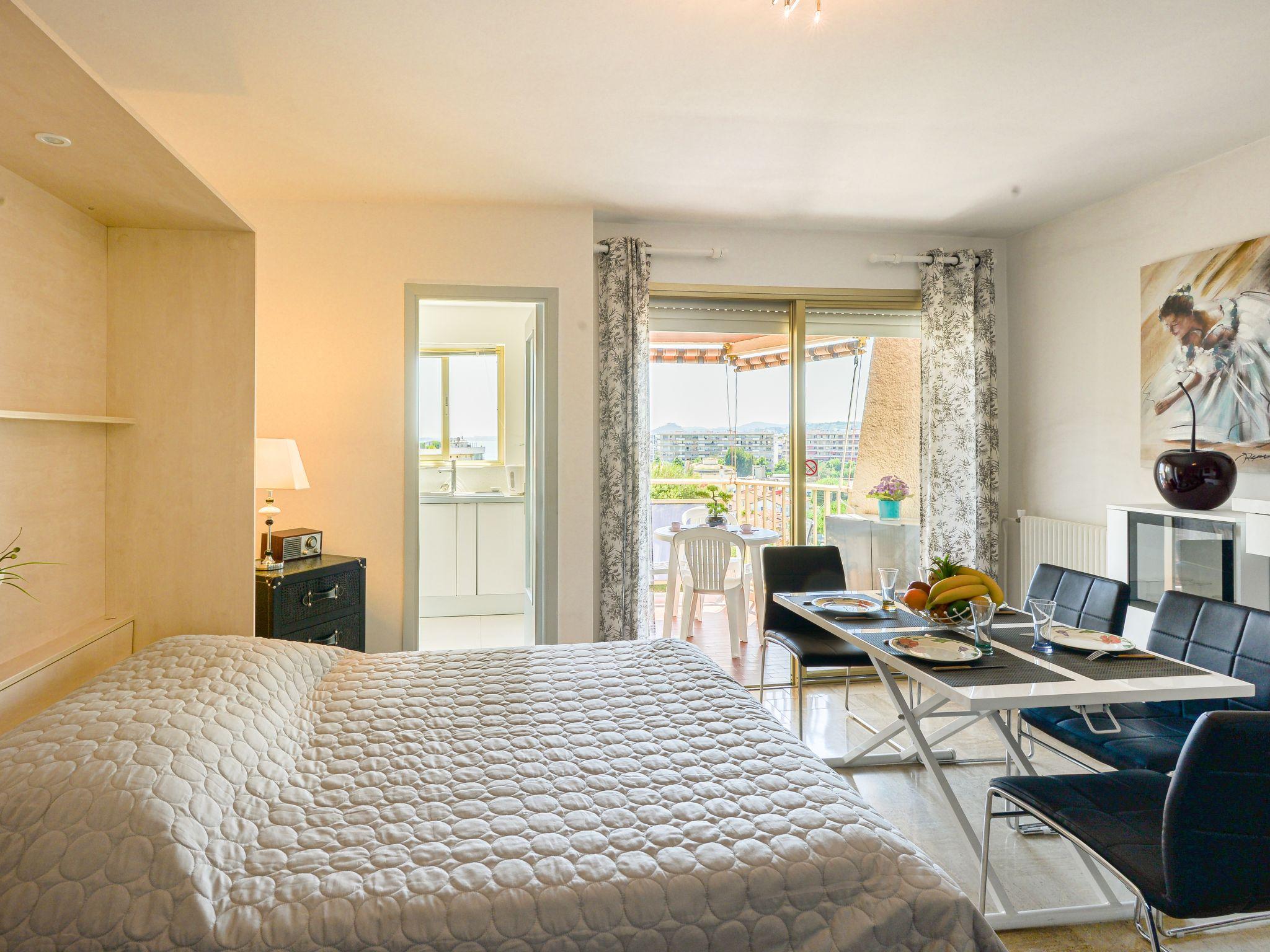 Photo 2 - Apartment in Cagnes-sur-Mer with sea view