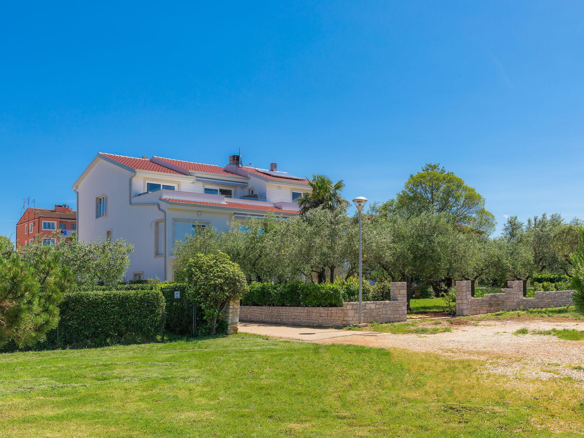 Photo 2 - Appartement de 2 chambres à Umag avec jardin et vues à la mer