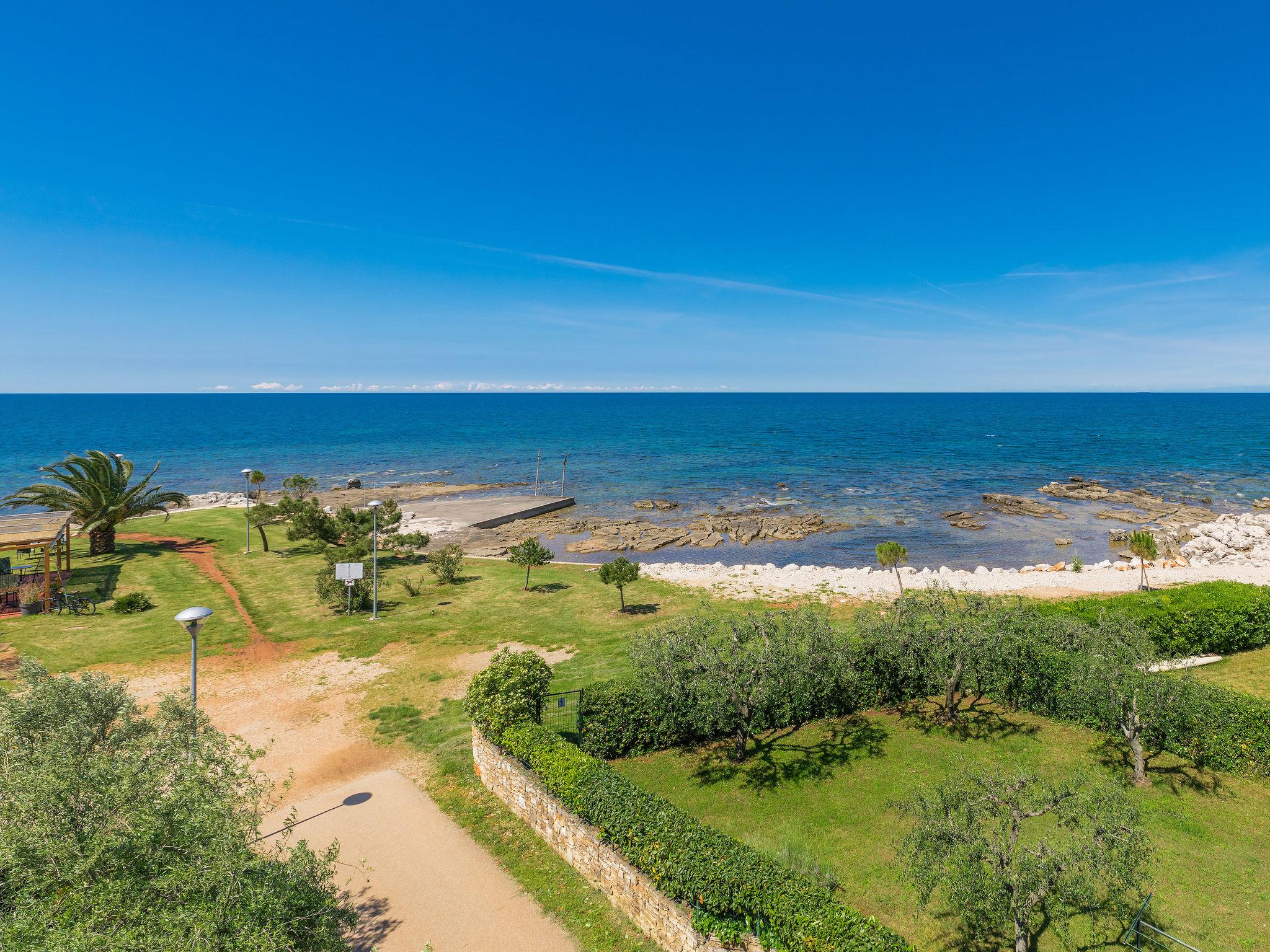 Photo 4 - Appartement de 2 chambres à Umag avec jardin et vues à la mer