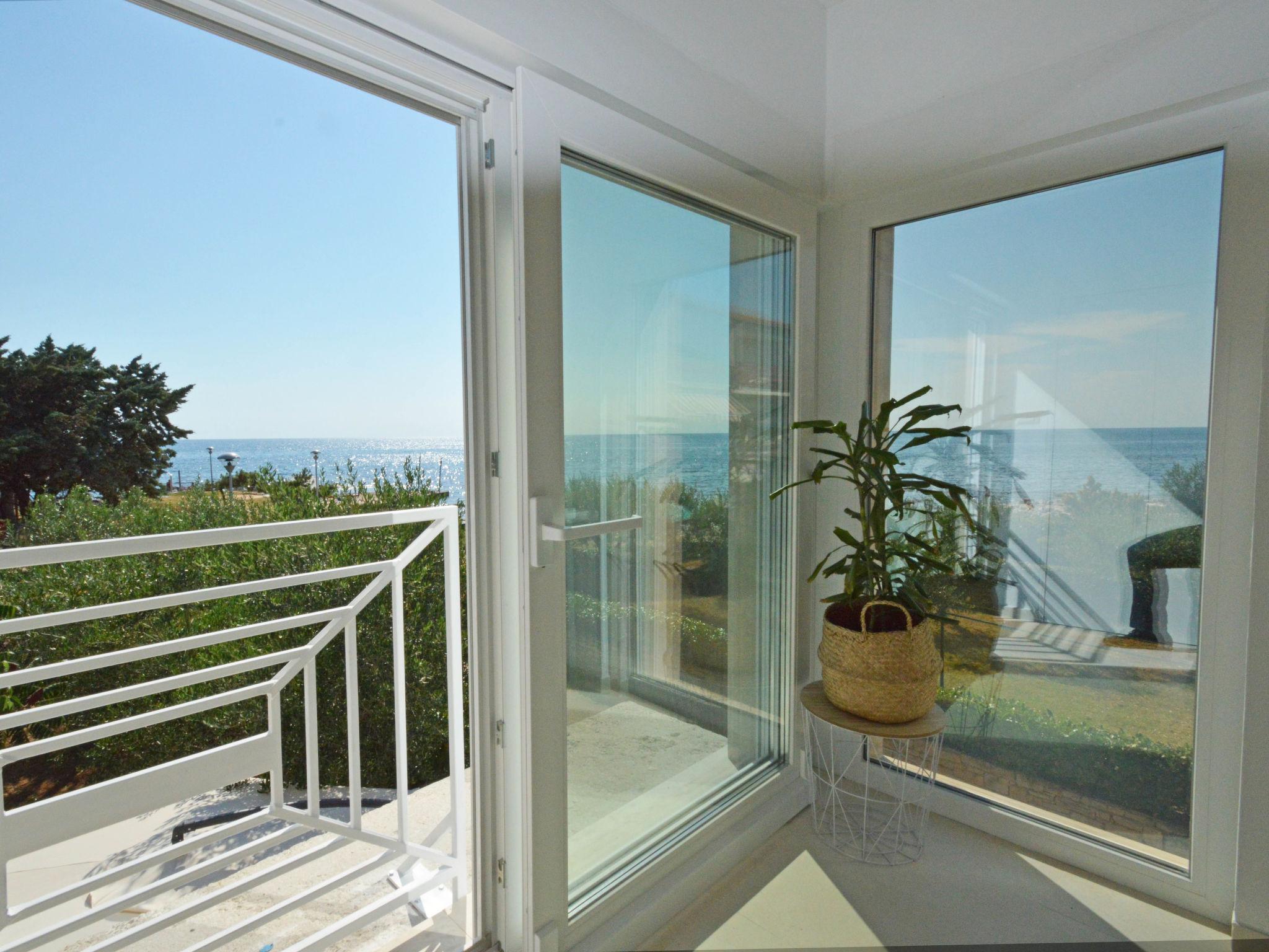 Foto 3 - Apartamento de 1 habitación en Umag con jardín y vistas al mar