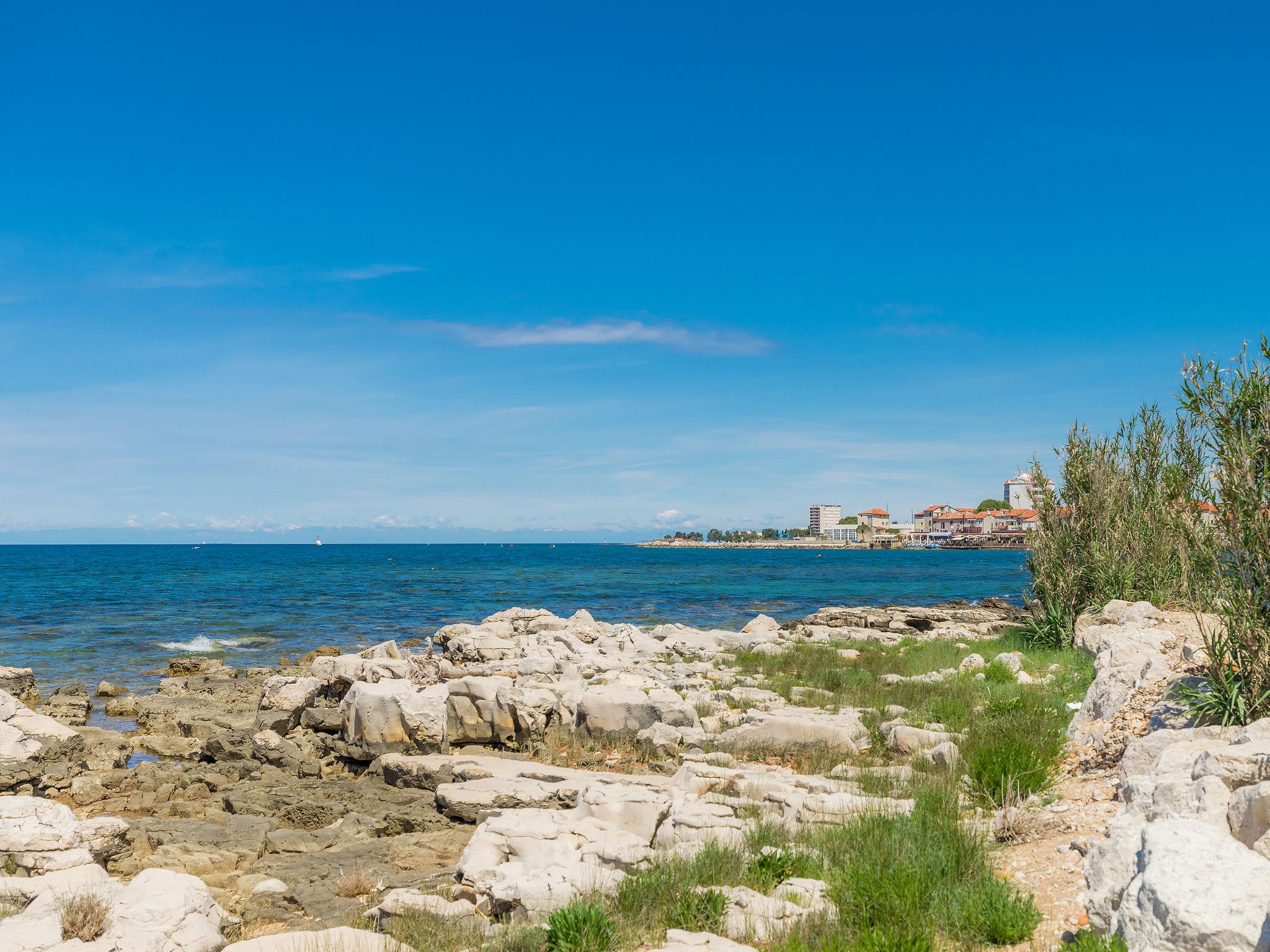 Photo 10 - Appartement de 1 chambre à Umag avec jardin et vues à la mer