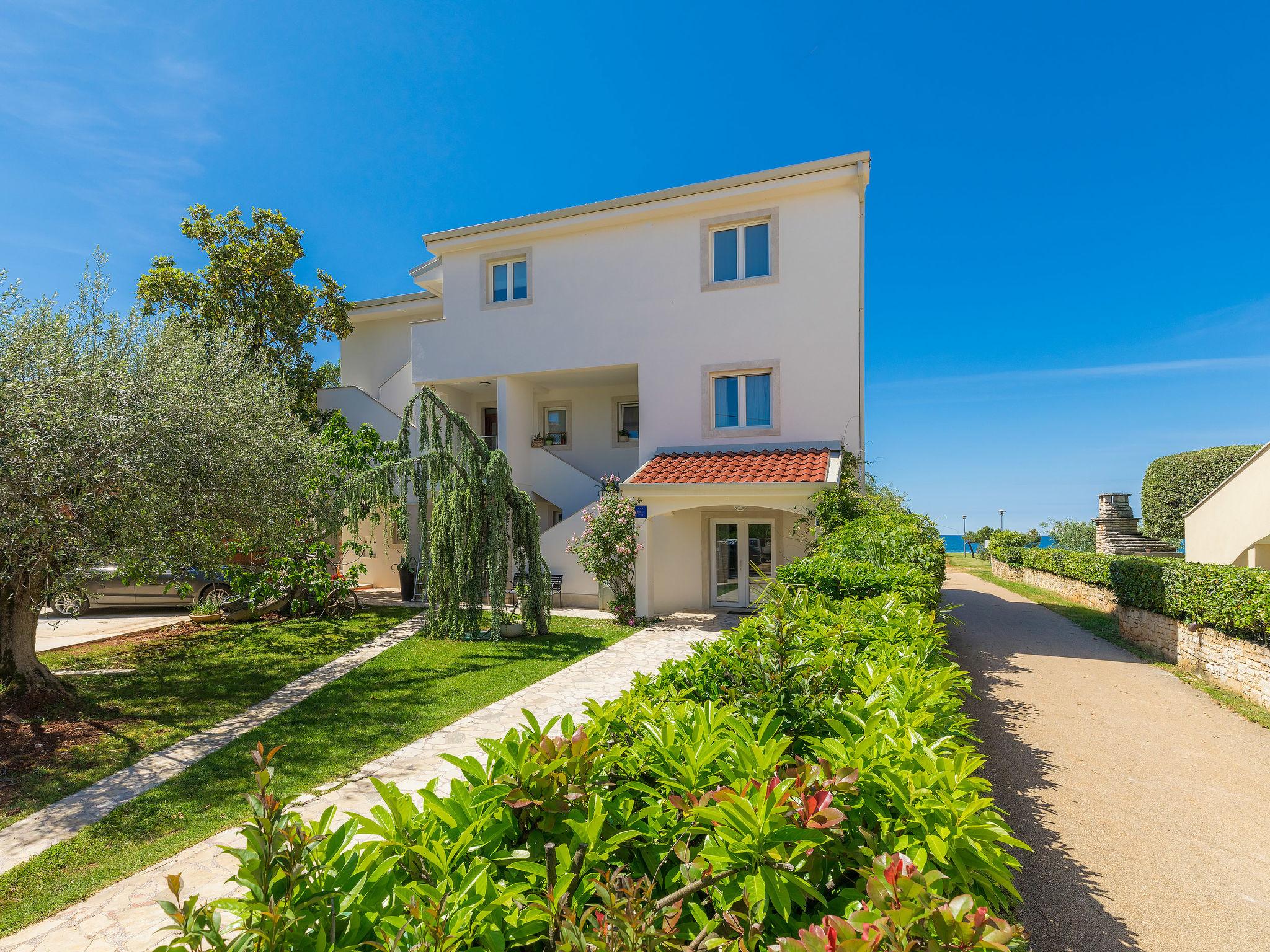 Foto 1 - Apartamento de 2 habitaciones en Umag con jardín y vistas al mar