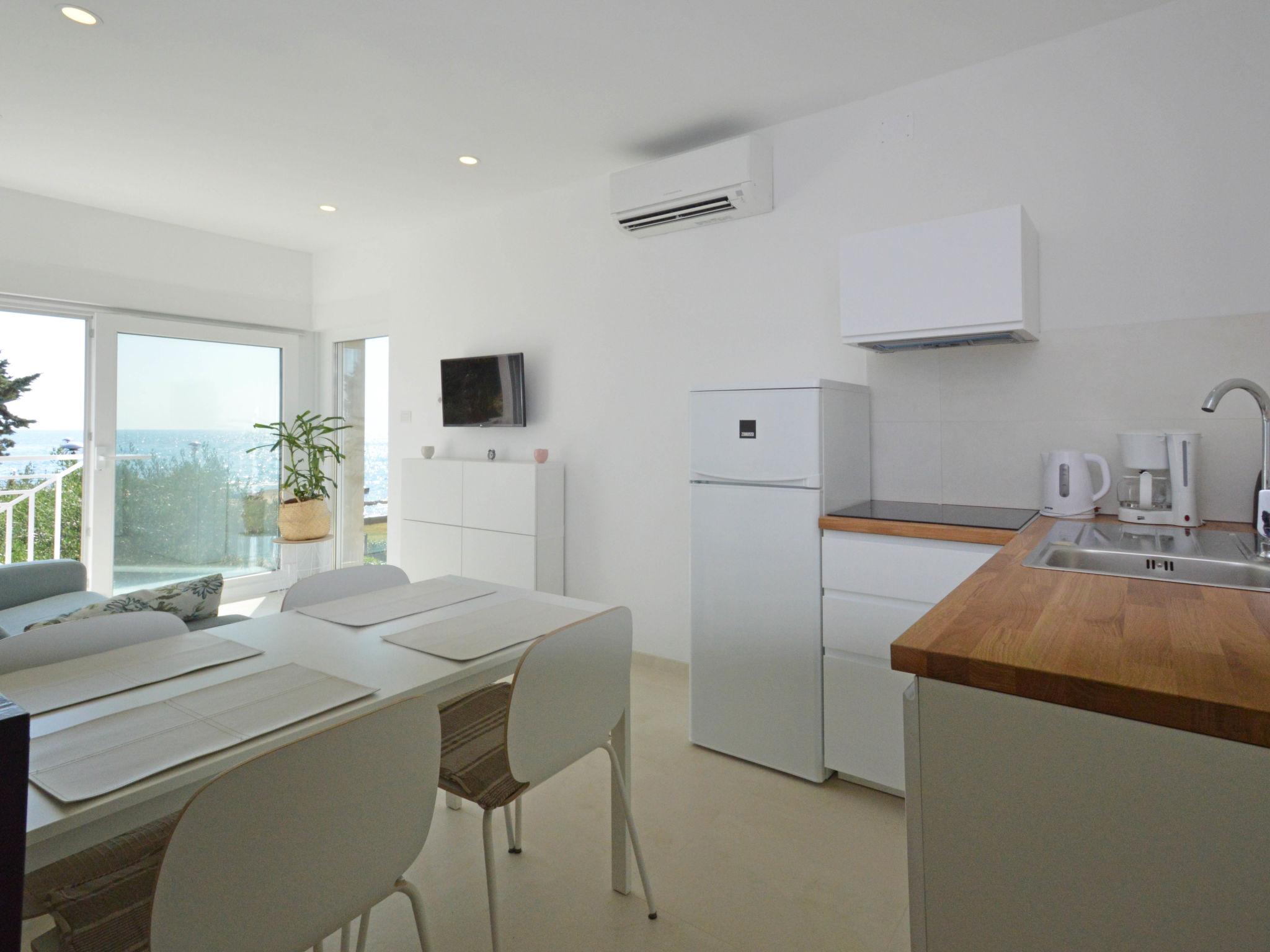 Foto 5 - Apartamento de 1 habitación en Umag con jardín y vistas al mar