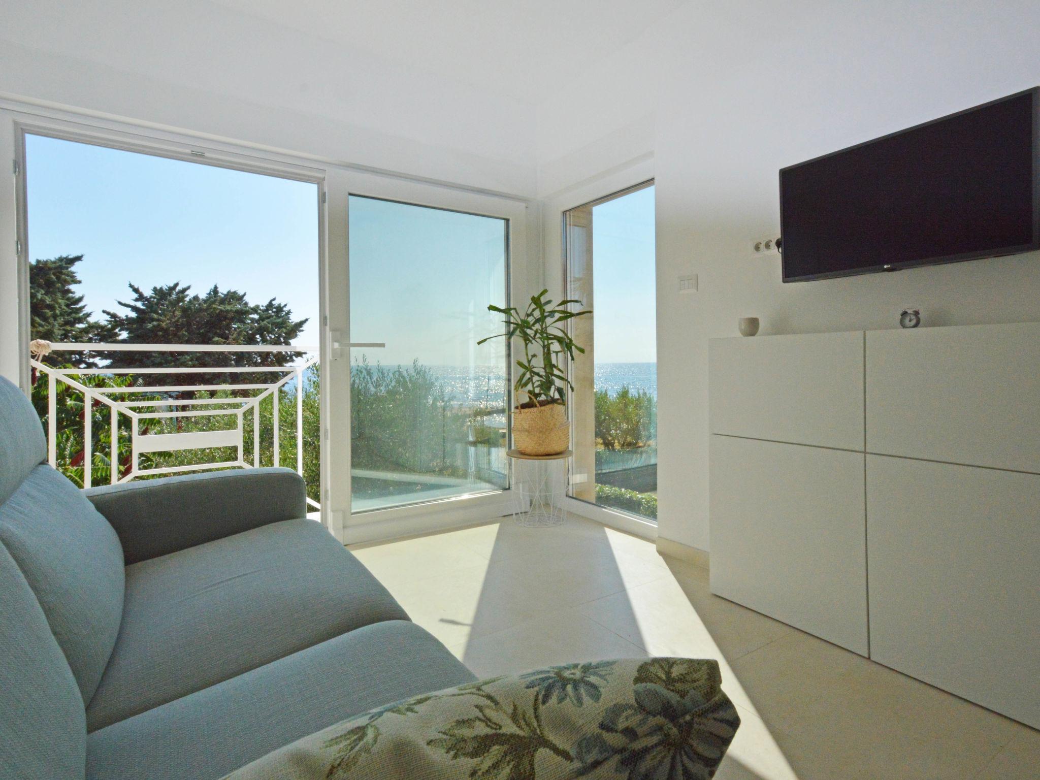 Foto 1 - Apartamento de 1 quarto em Umag com jardim e vistas do mar