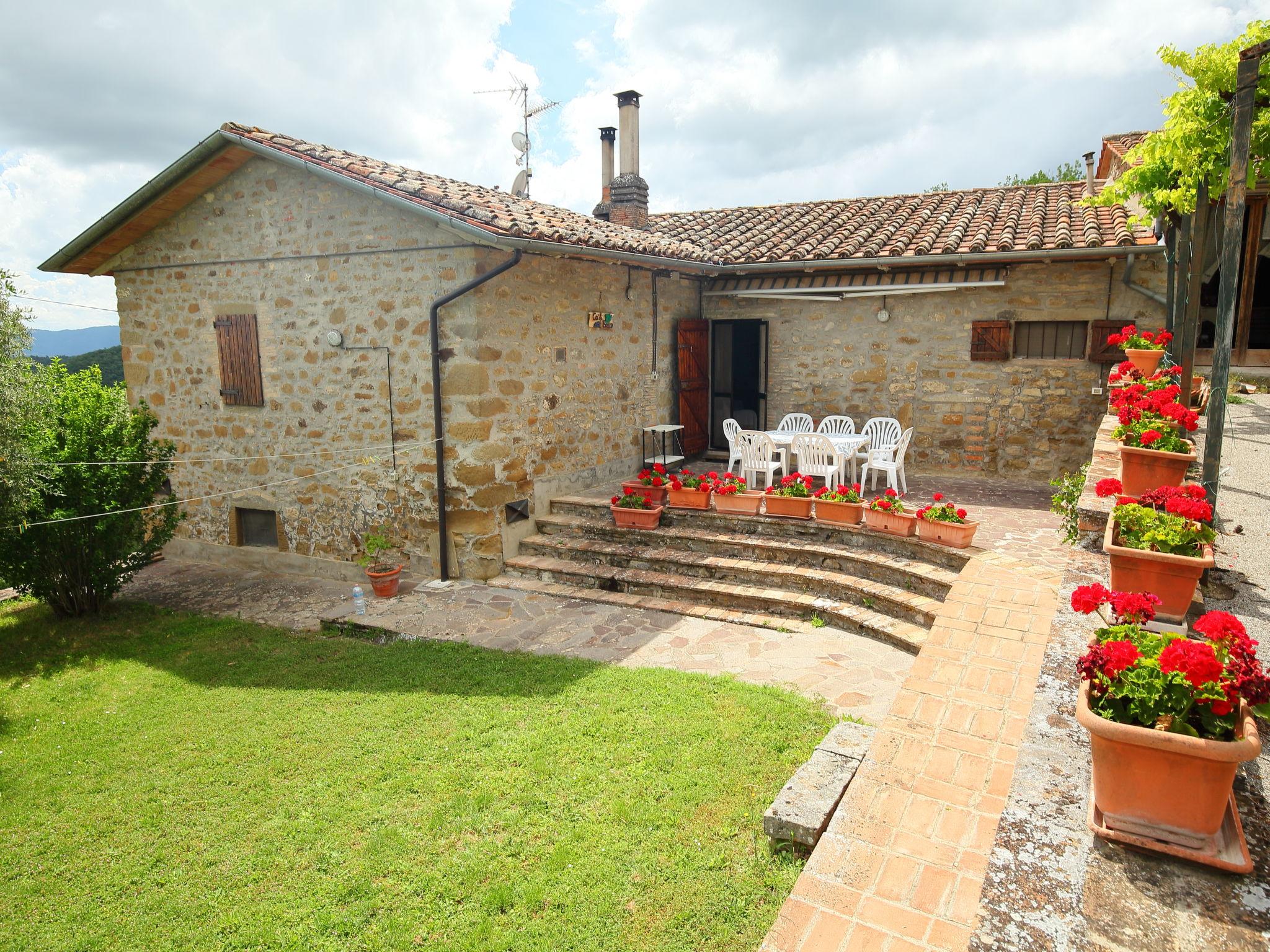 Photo 2 - Maison de 2 chambres à Umbertide avec piscine et jardin