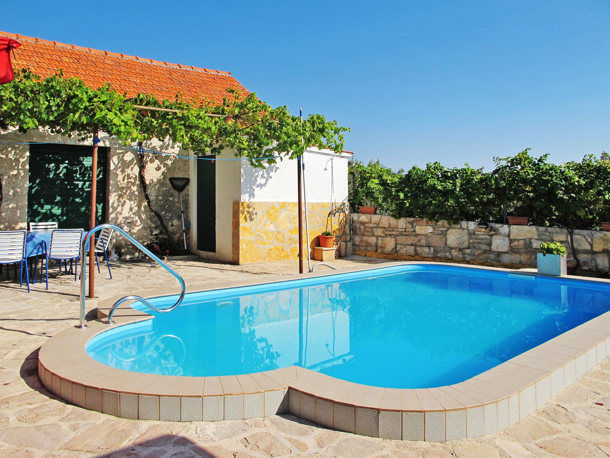 Foto 9 - Appartamento con 3 camere da letto a Primošten con piscina privata e vista mare