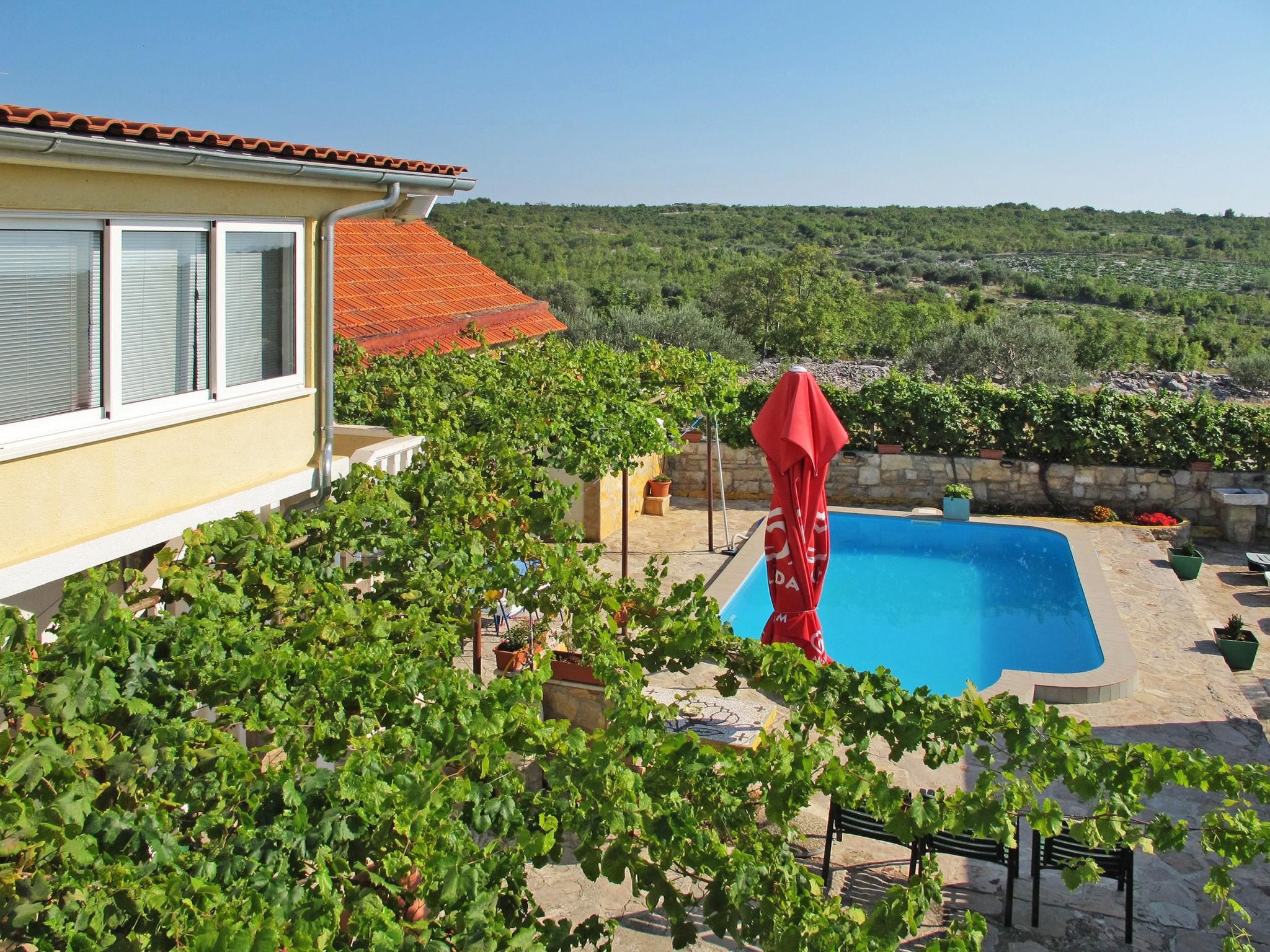 Foto 2 - Appartamento con 3 camere da letto a Primošten con piscina privata e vista mare