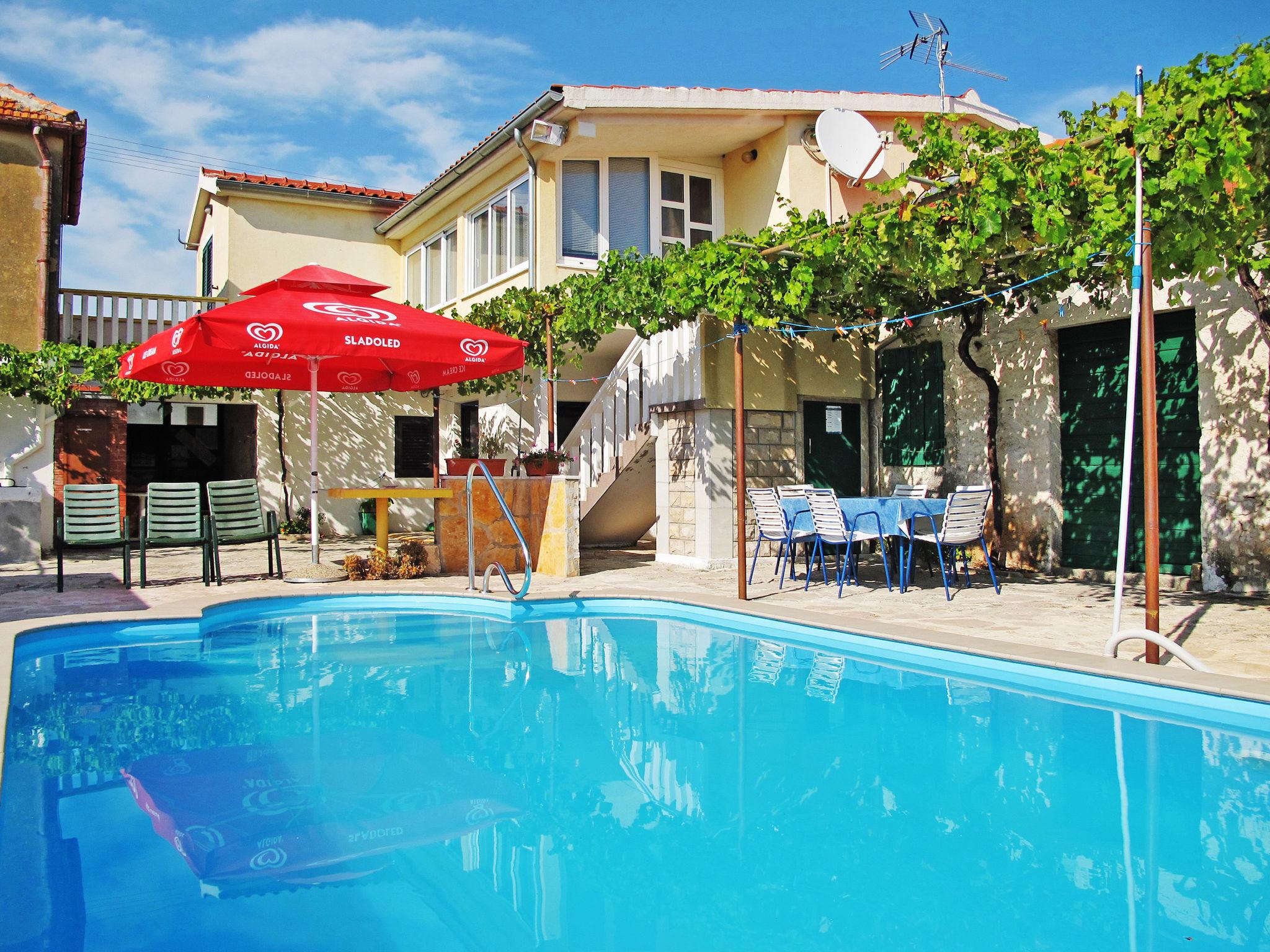 Foto 1 - Apartamento de 3 habitaciones en Primošten con piscina privada y vistas al mar