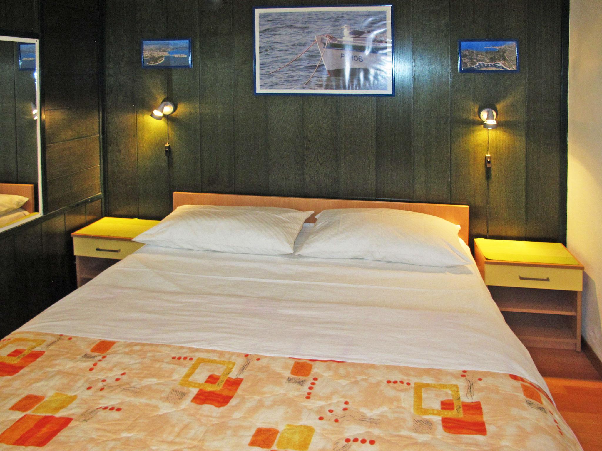 Foto 14 - Appartamento con 3 camere da letto a Primošten con piscina privata e vista mare
