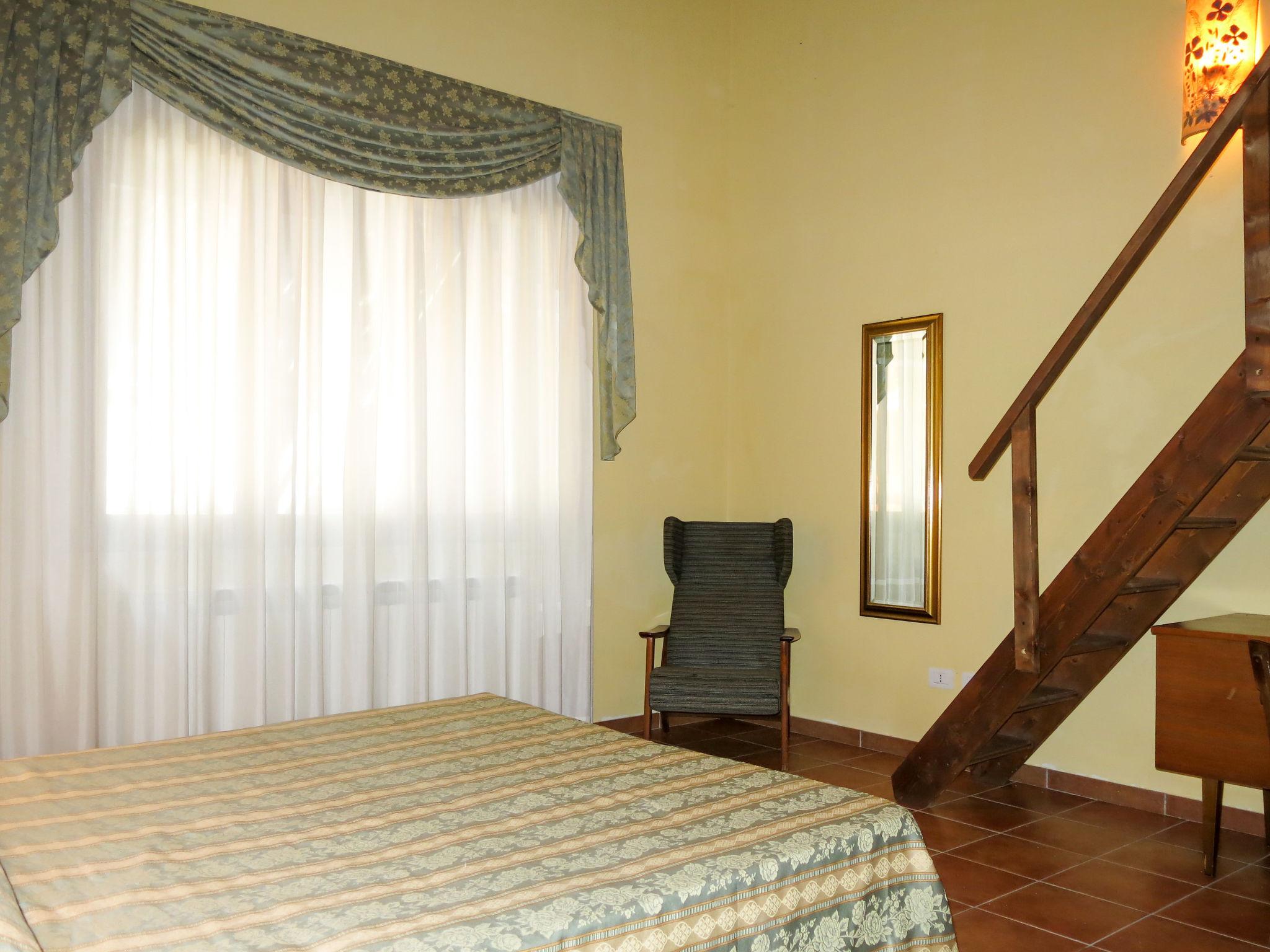 Photo 7 - 3 bedroom Apartment in Collecorvino with swimming pool and garden