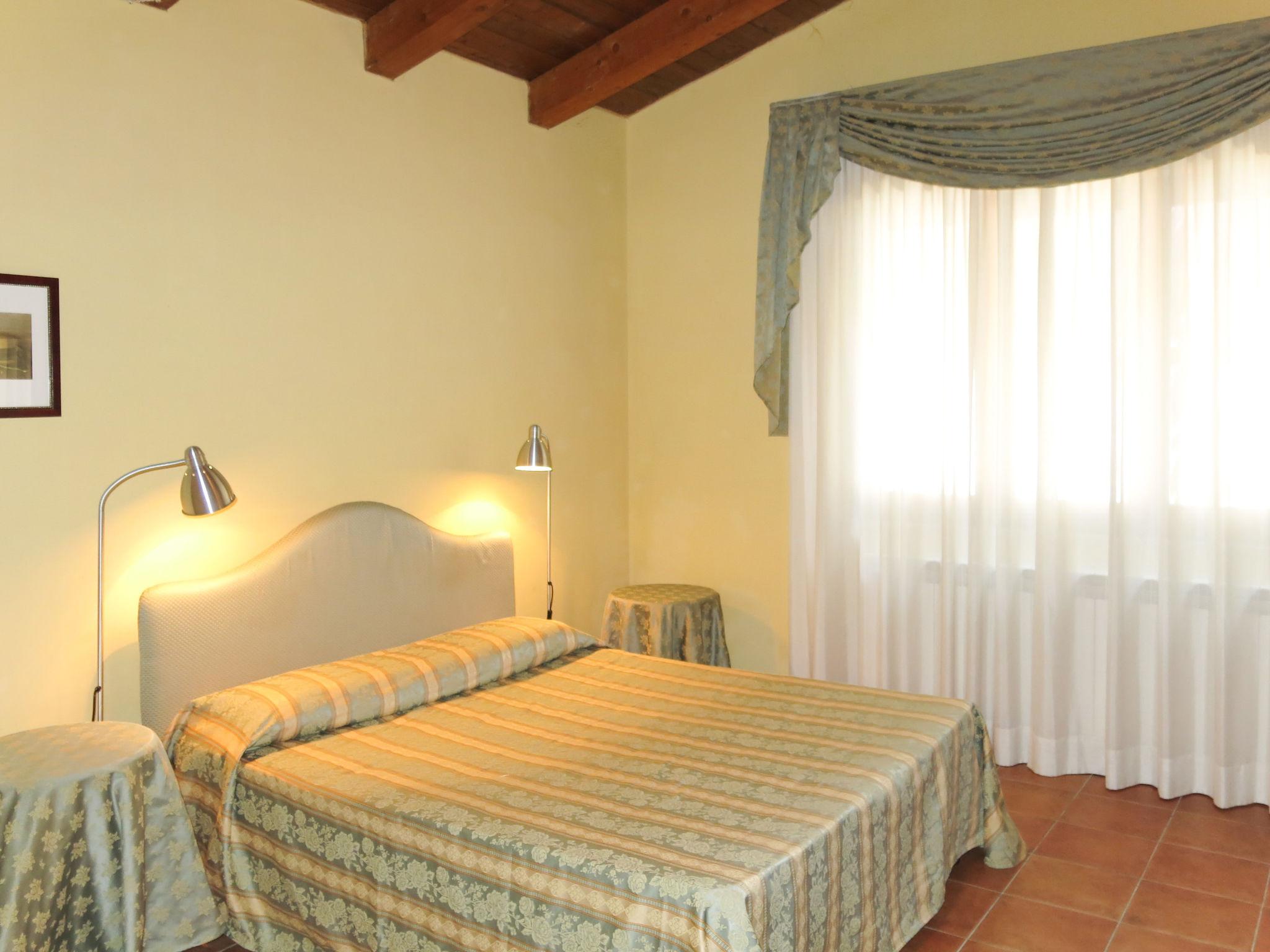 Foto 14 - Apartment mit 1 Schlafzimmer in Collecorvino mit schwimmbad und garten