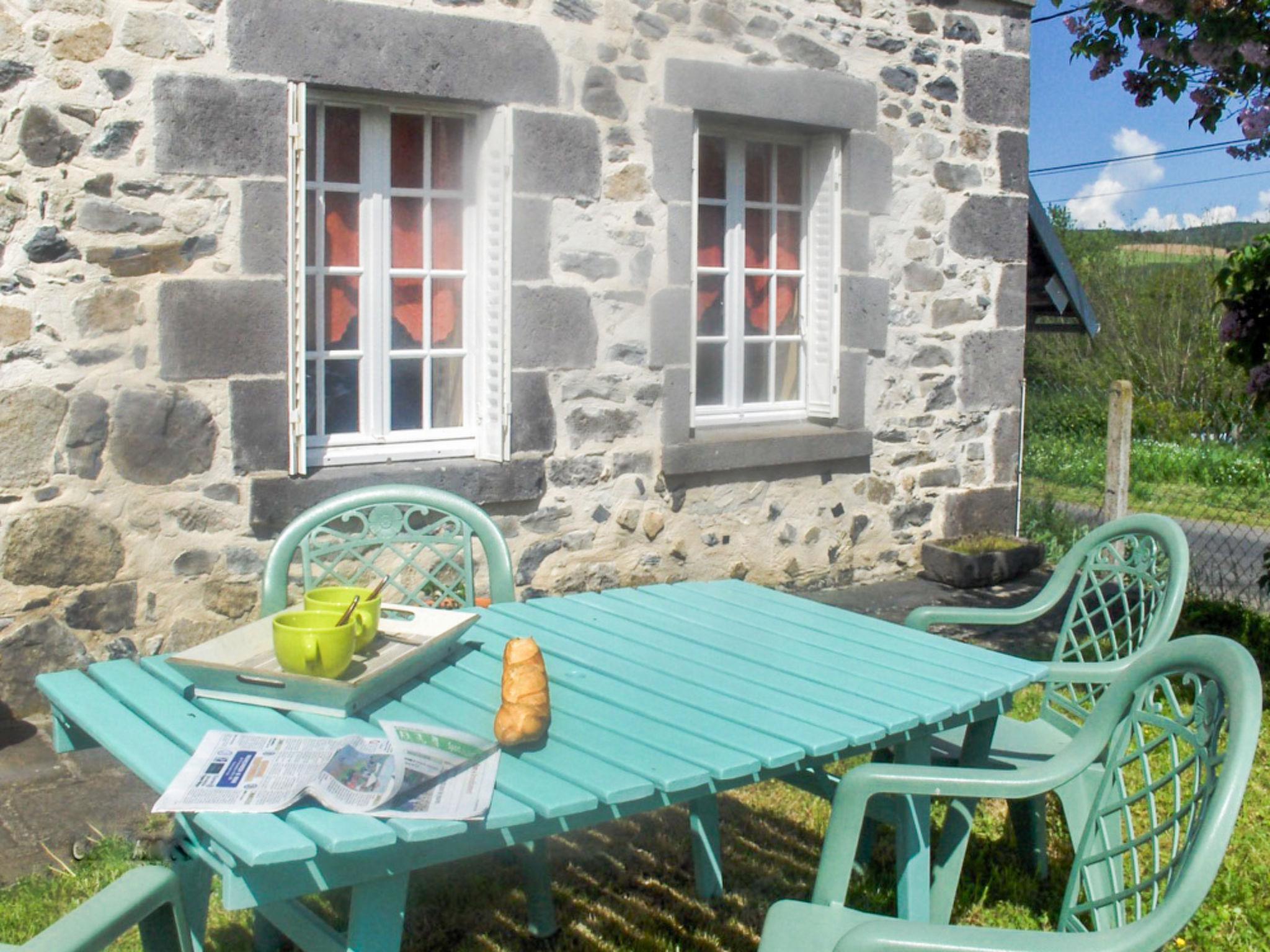 Foto 2 - Casa de 2 habitaciones en Chapdes-Beaufort con jardín y terraza