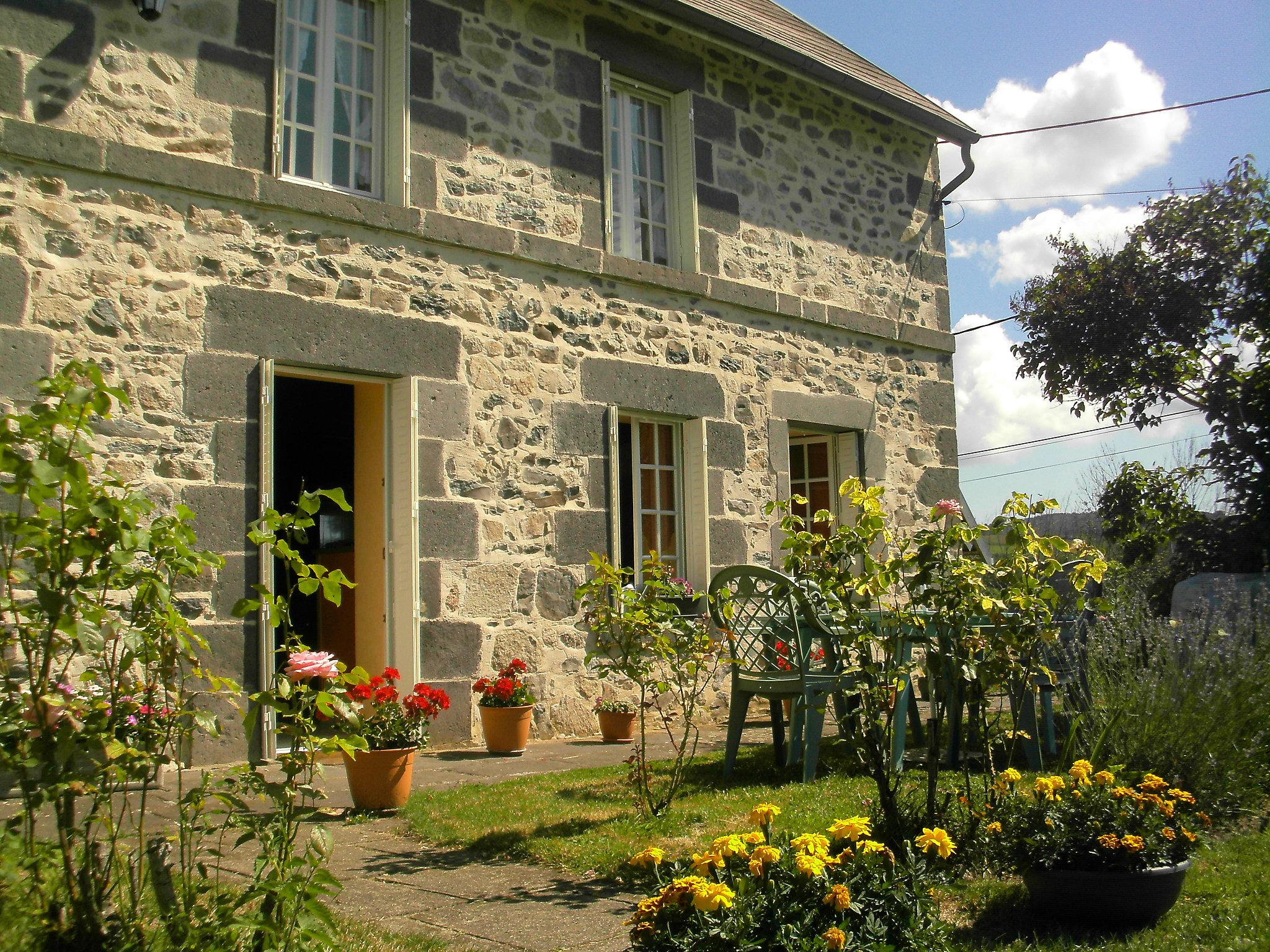 Foto 10 - Haus mit 2 Schlafzimmern in Chapdes-Beaufort mit garten und terrasse