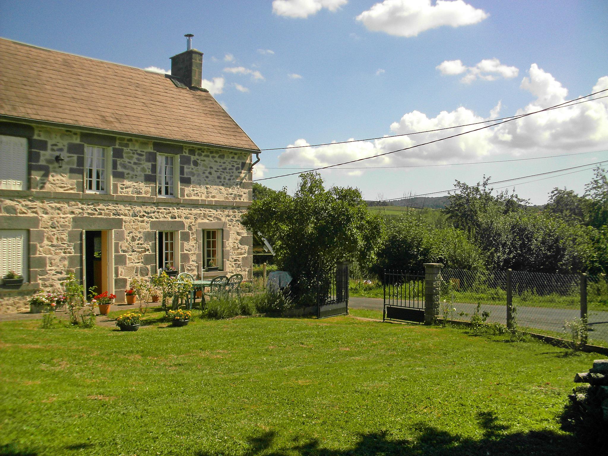 Photo 1 - Maison de 2 chambres à Chapdes-Beaufort avec jardin et terrasse