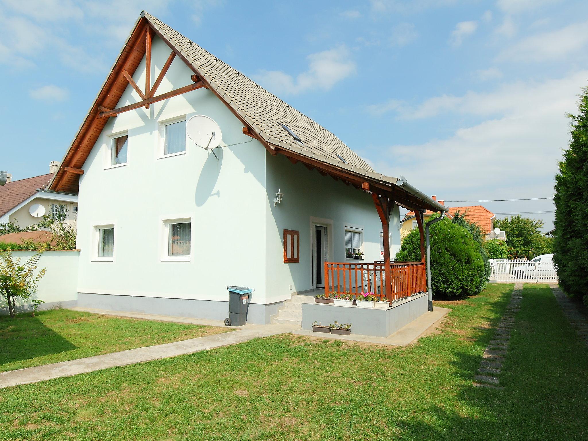 Foto 1 - Casa con 6 camere da letto a Balatonszárszó con giardino e vista mare