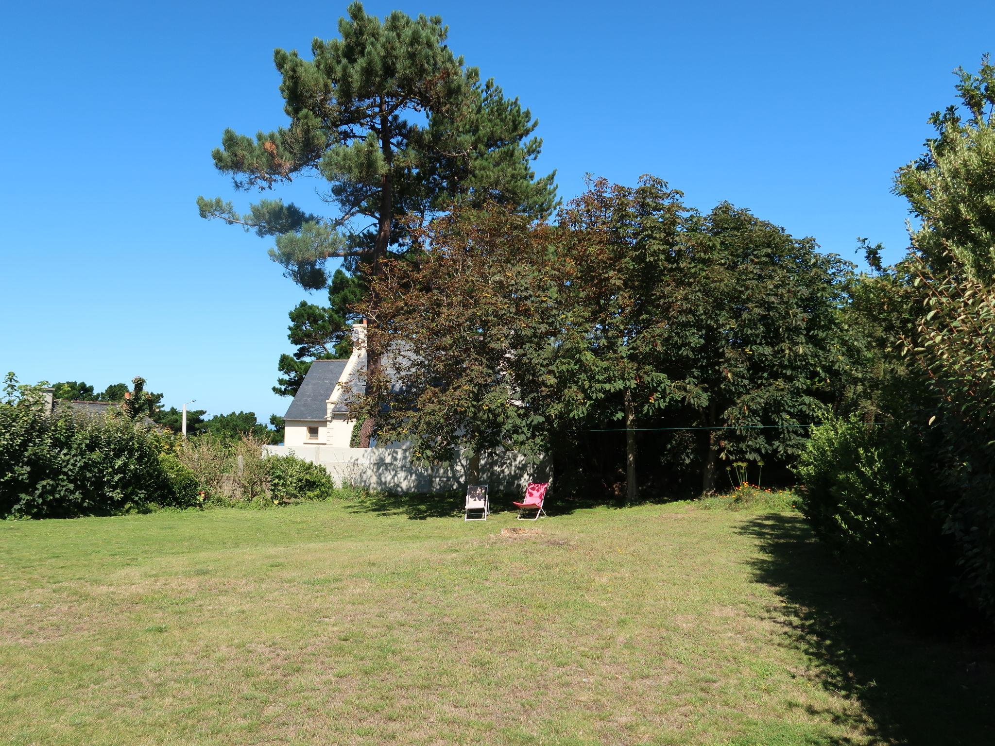 Photo 25 - 3 bedroom House in Trévou-Tréguignec with garden and sea view