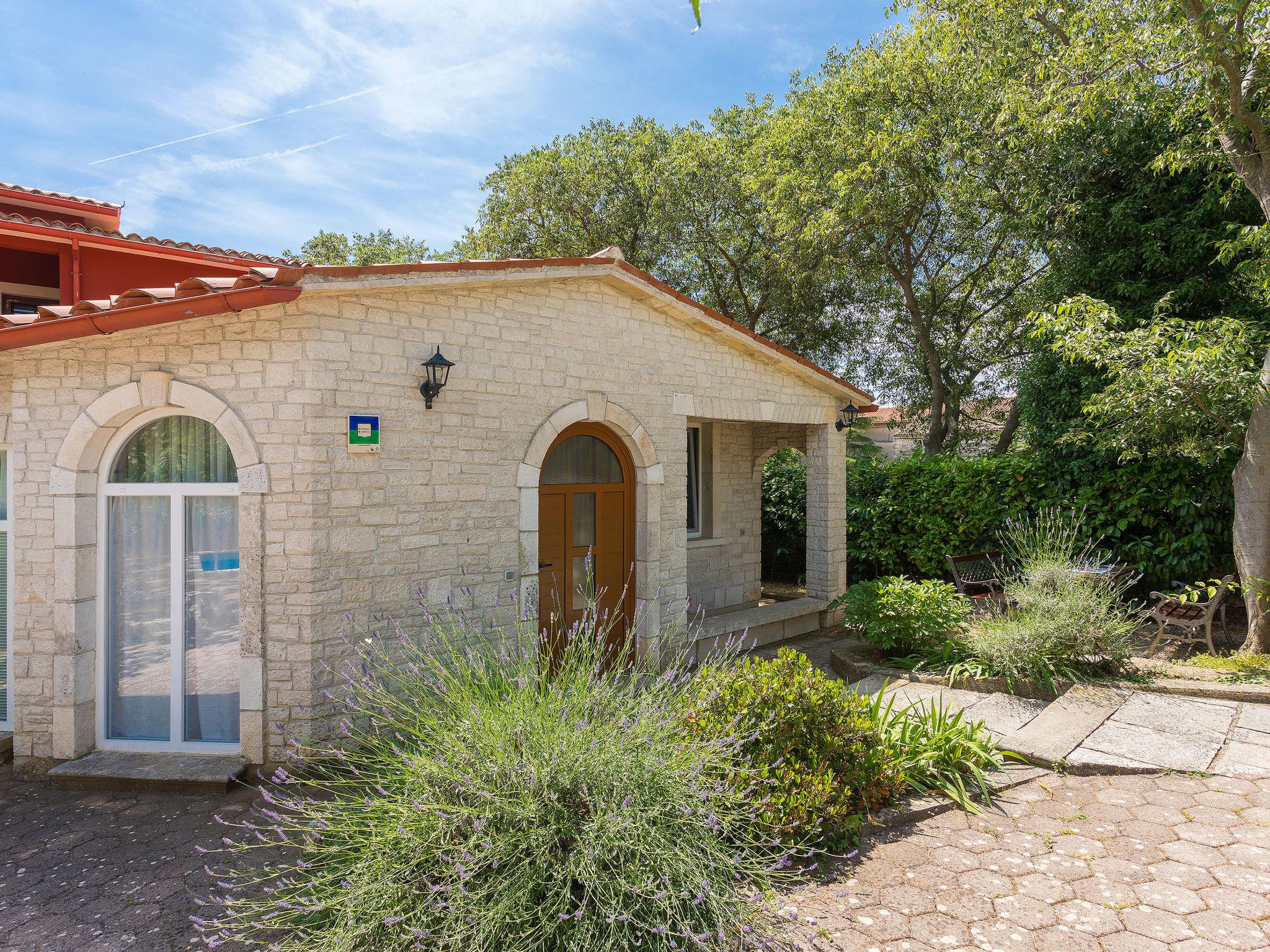 Foto 2 - Casa con 2 camere da letto a Marčana con piscina e giardino