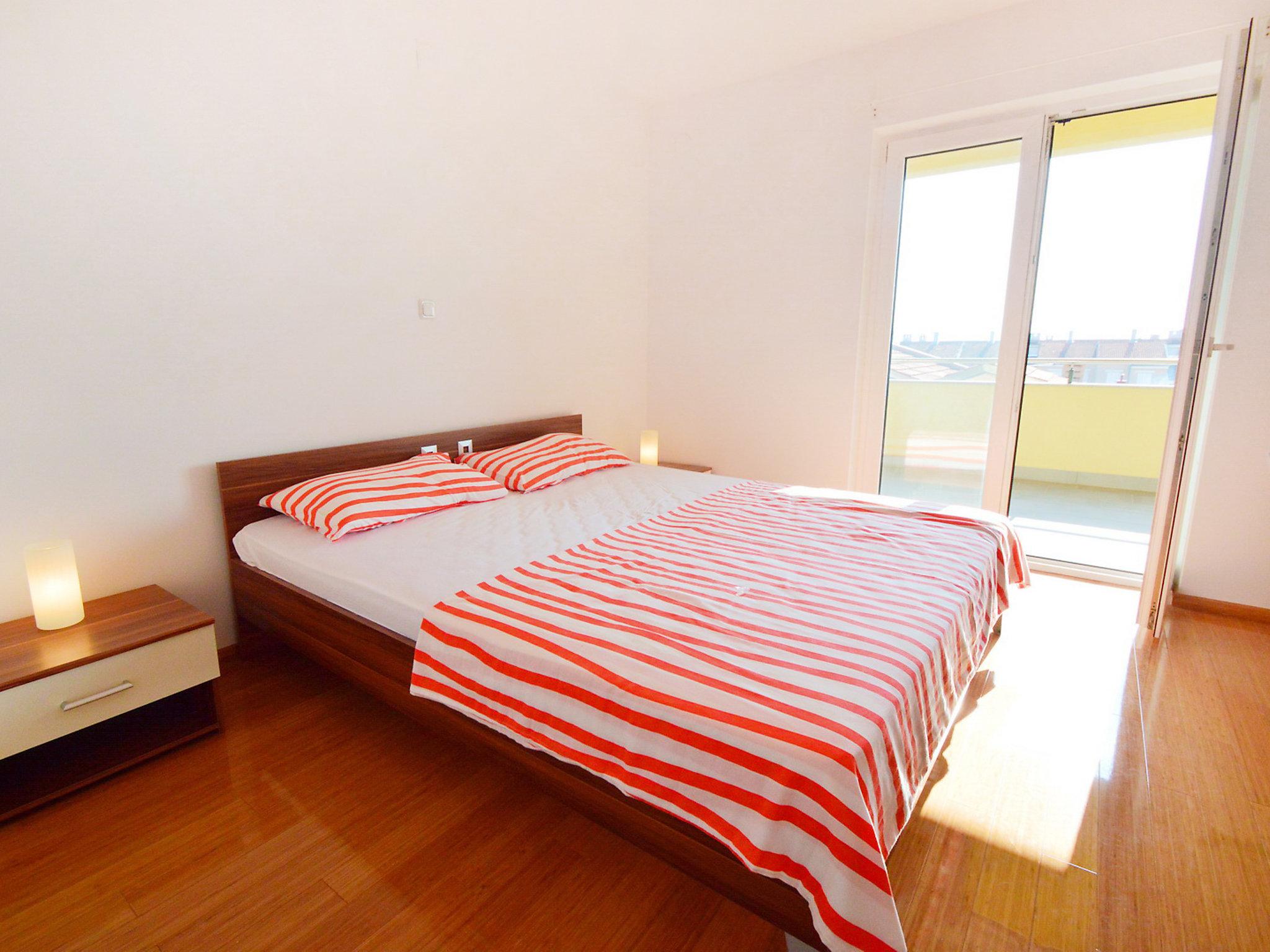 Foto 12 - Appartamento con 3 camere da letto a Novi Vinodolski con piscina e vista mare
