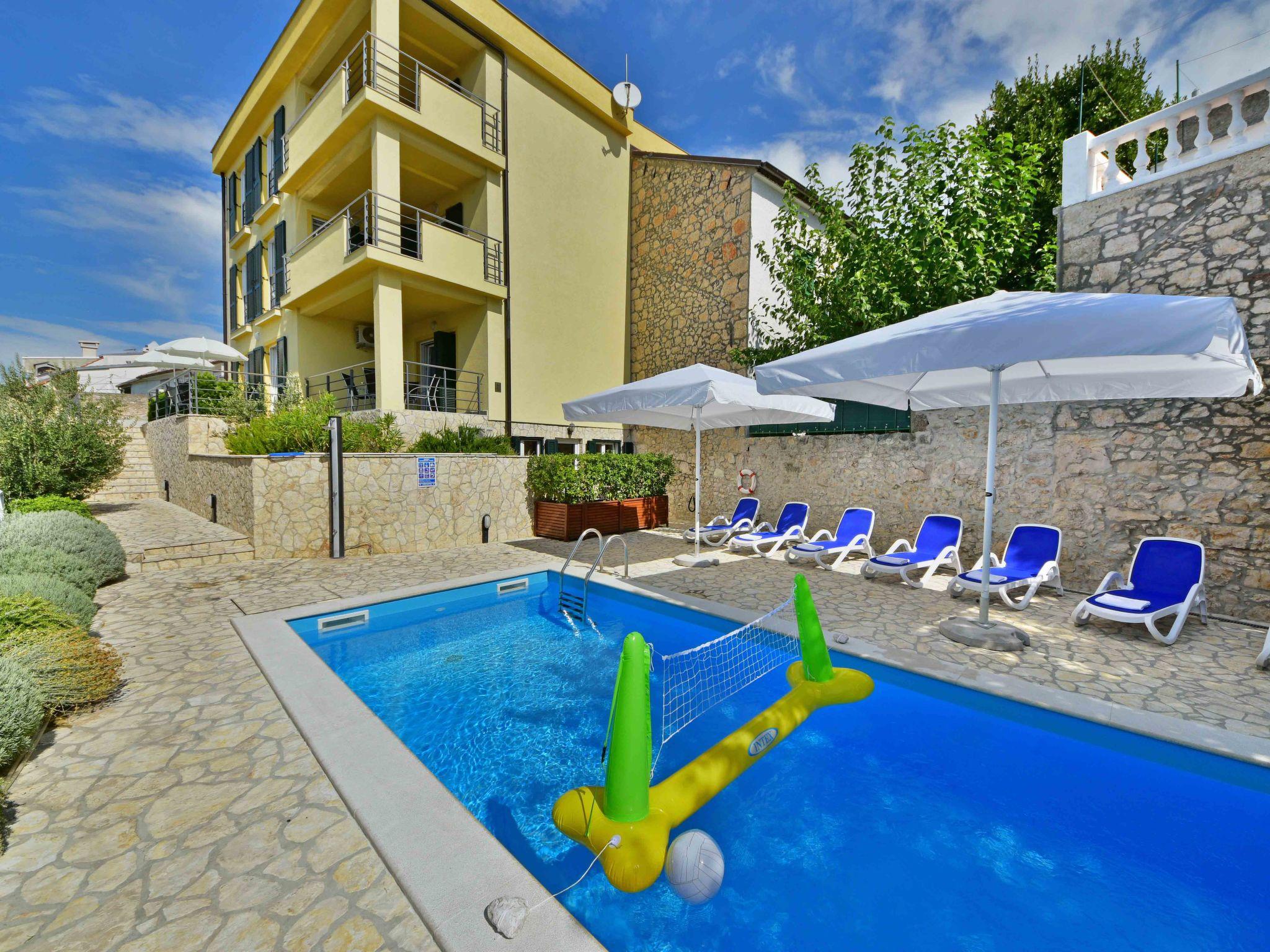 Foto 5 - Appartamento con 3 camere da letto a Novi Vinodolski con piscina e vista mare