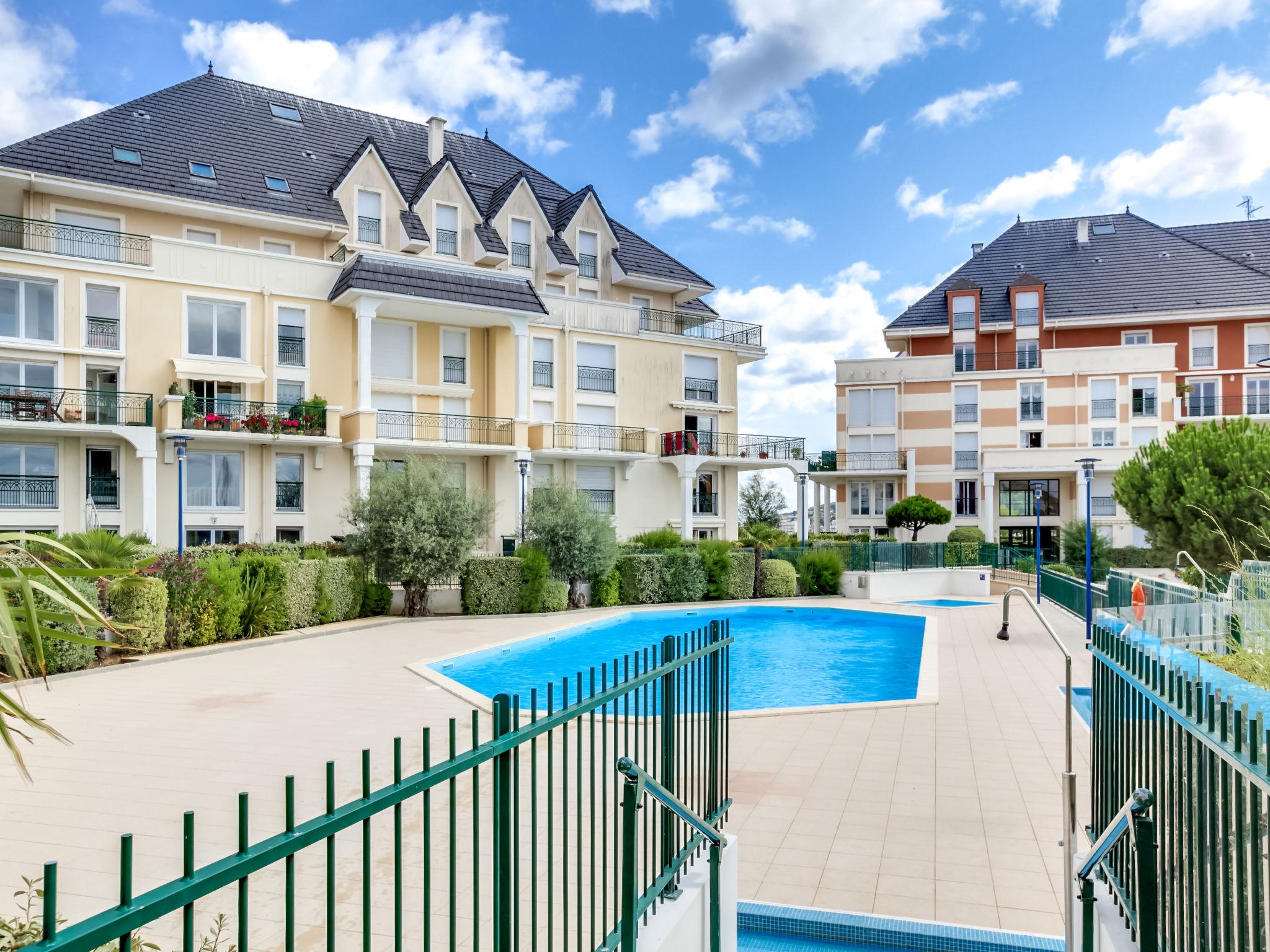 Foto 1 - Apartamento de 1 quarto em Dives-sur-Mer com piscina e vistas do mar