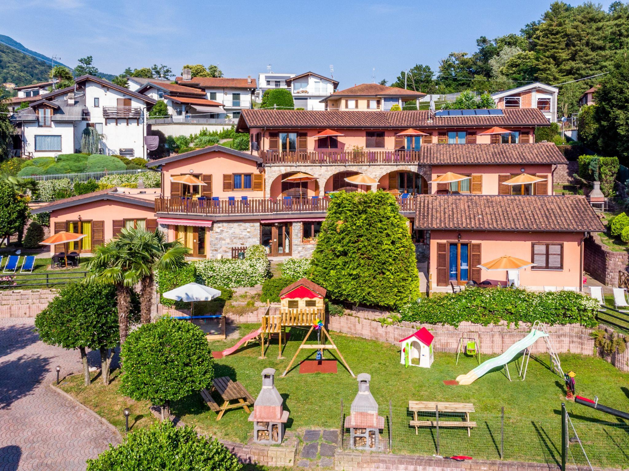 Photo 1 - Appartement de 2 chambres à Luino avec piscine et vues sur la montagne