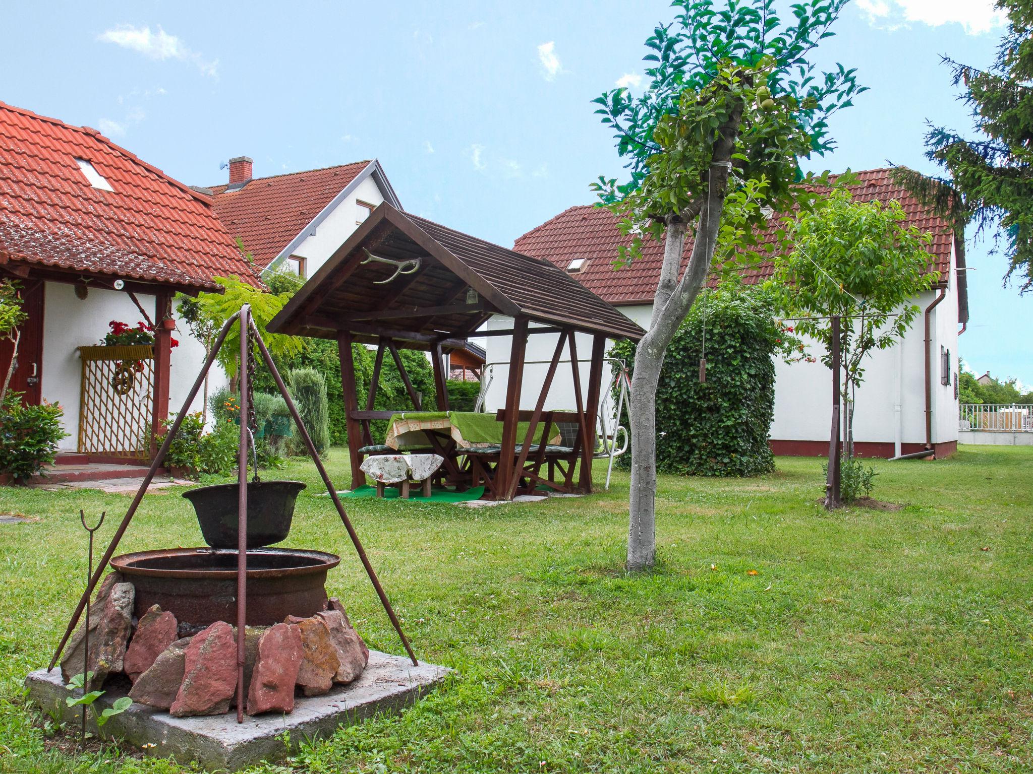 Foto 2 - Casa de 4 quartos em Balatonmáriafürdő com jardim e terraço