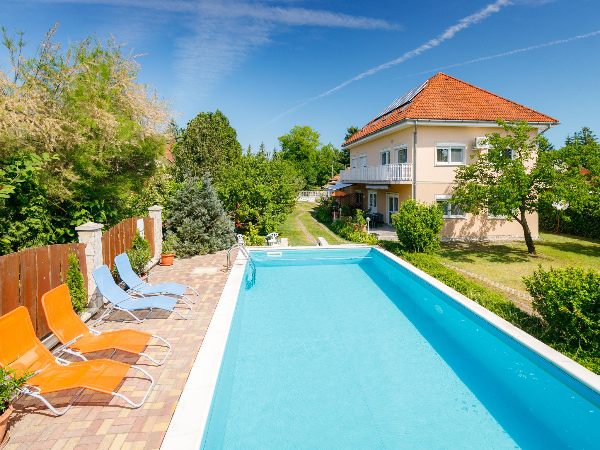 Foto 1 - Apartamento de 2 habitaciones en Zamárdi con piscina y jardín