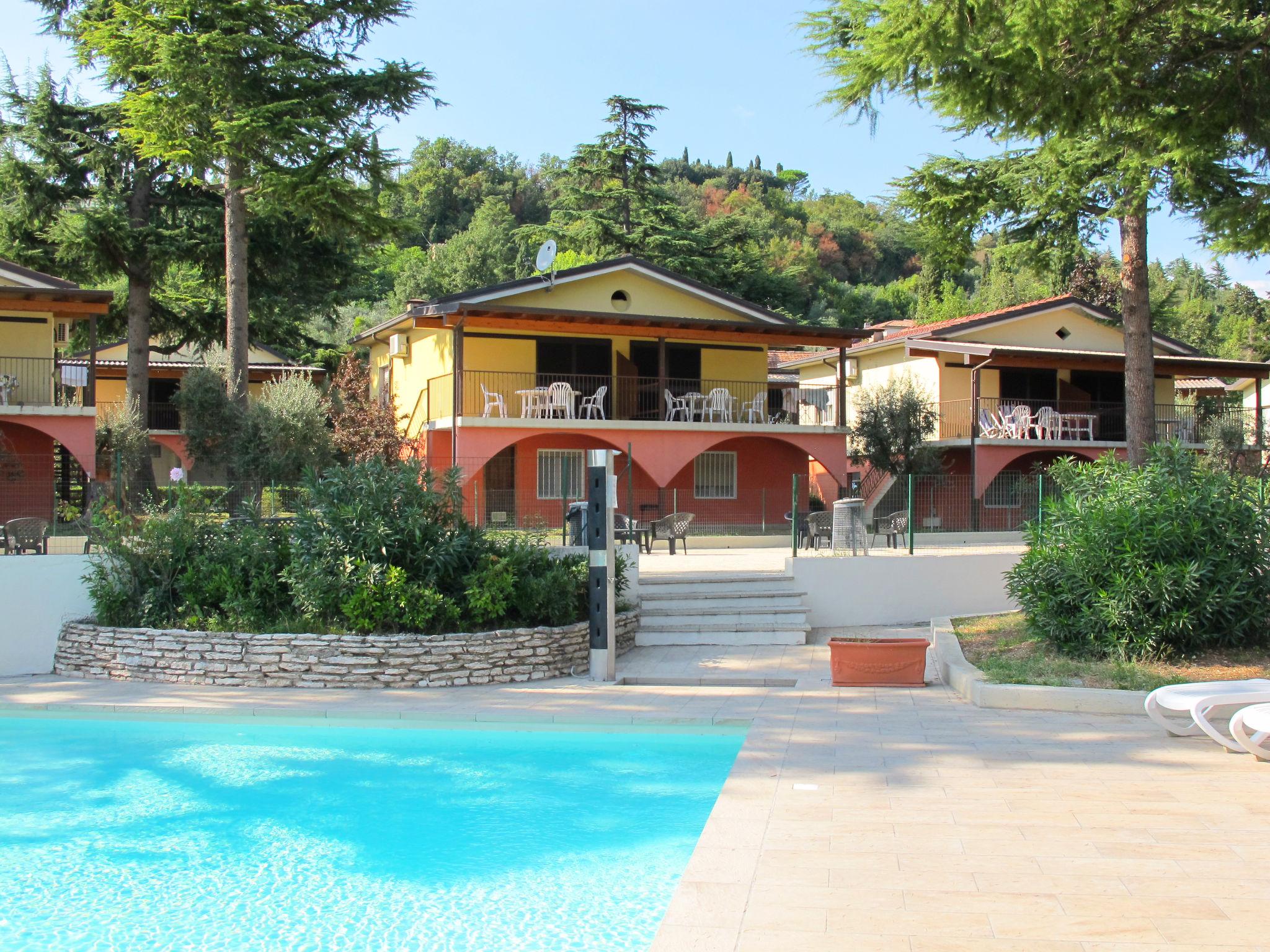Photo 1 - Maison de 1 chambre à Manerba del Garda avec piscine et vues sur la montagne