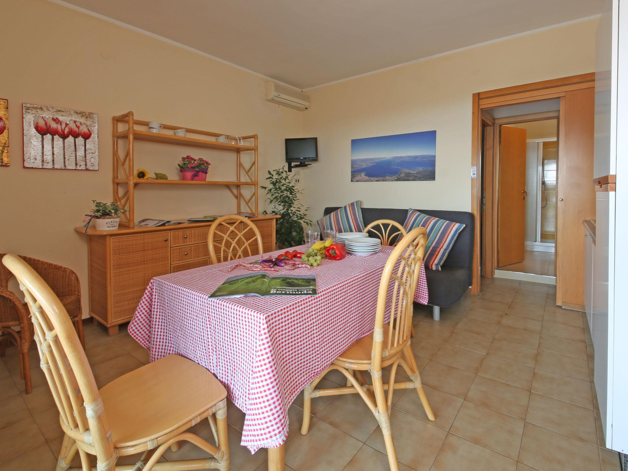 Photo 8 - Maison de 1 chambre à Manerba del Garda avec piscine et vues sur la montagne