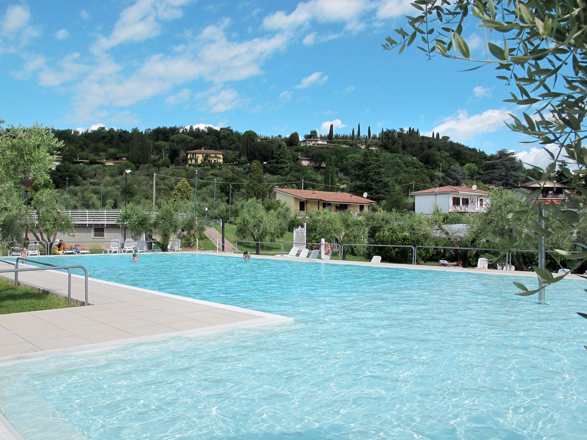 Foto 11 - Apartamento de 2 habitaciones en Manerba del Garda con piscina y vistas a la montaña